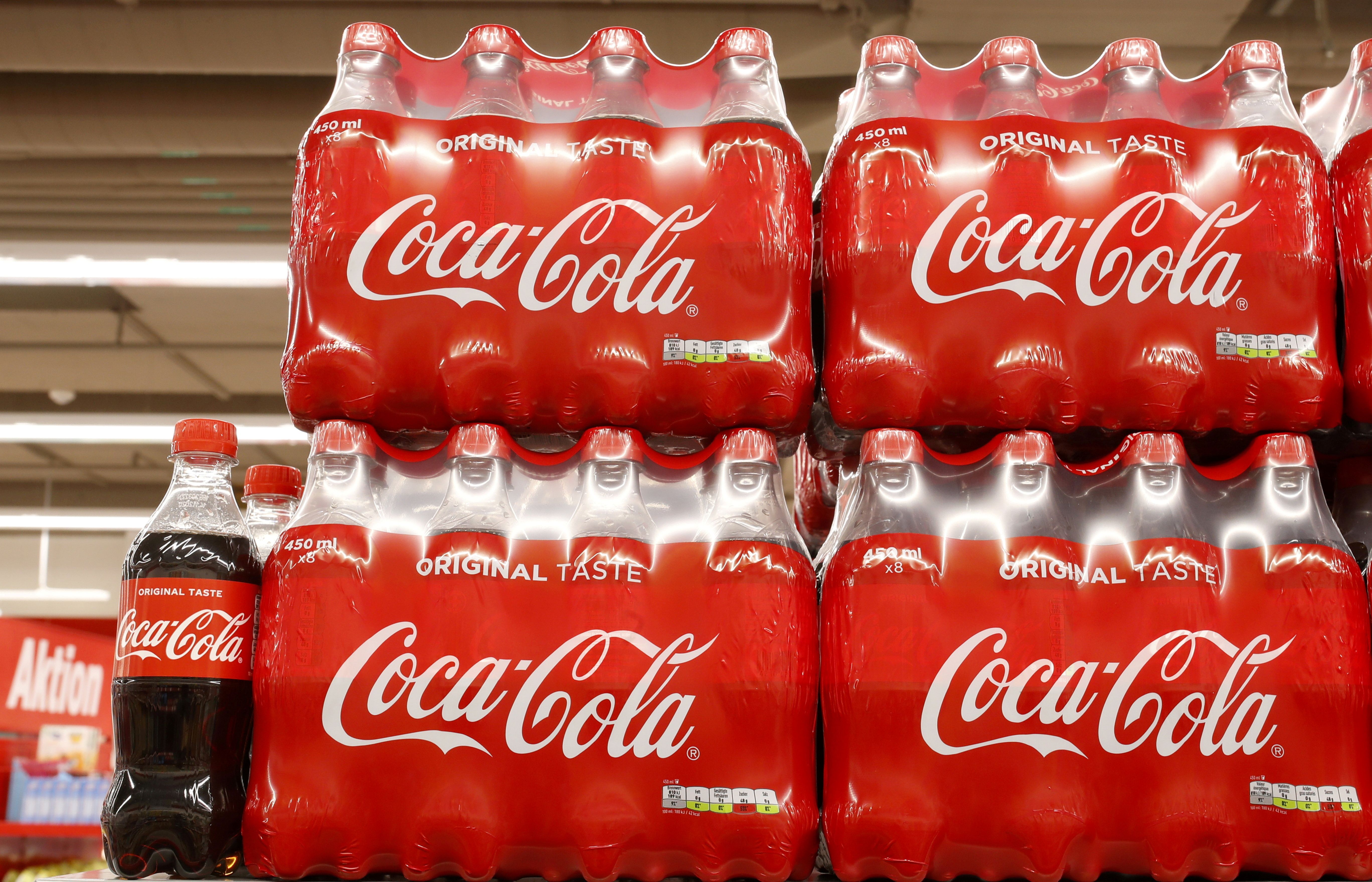 Immense pollueur, Coca-Cola va passer aux bouchons attachés aux bouteilles pour tenter de réduire la...