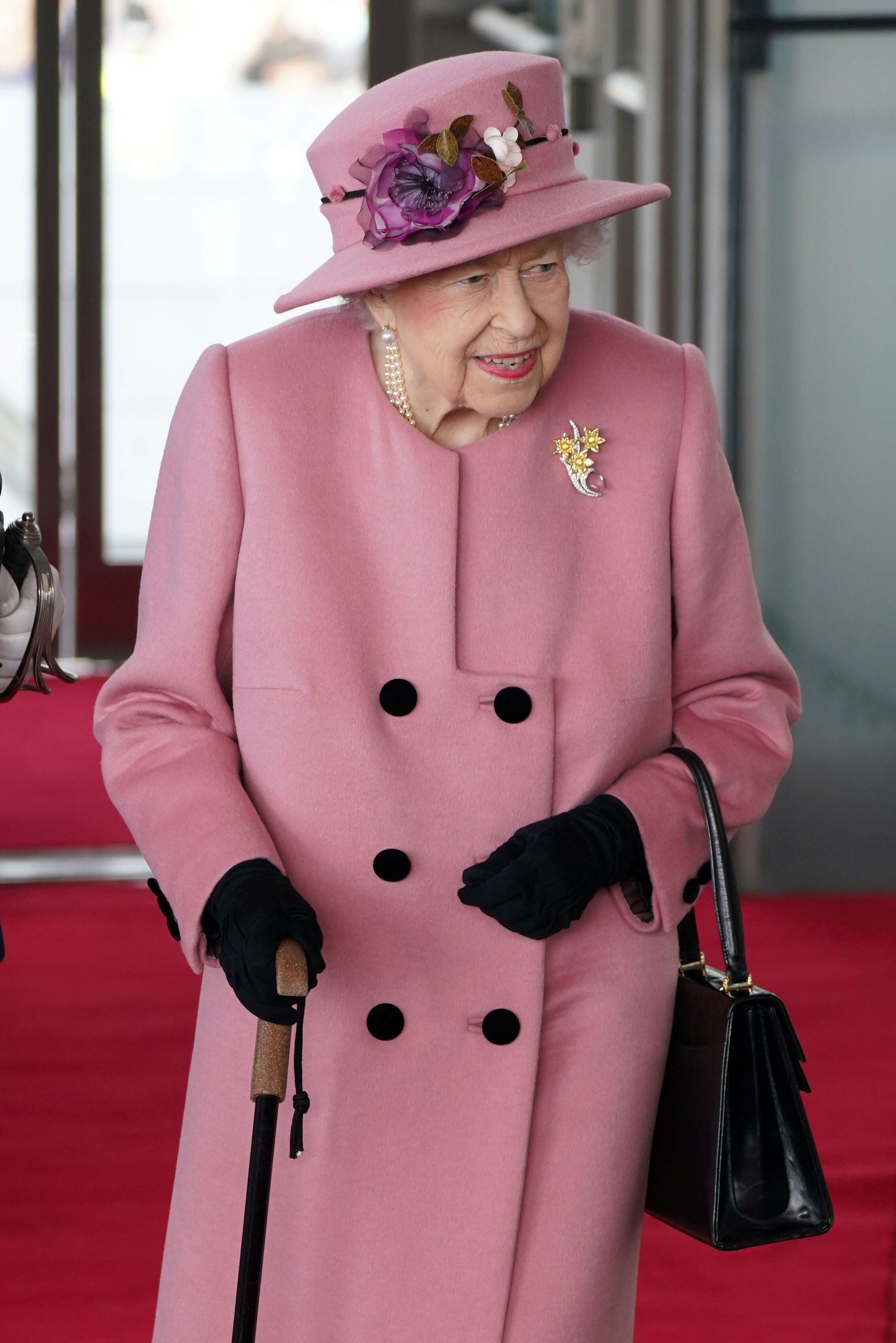 La reine Elizabeth II, ici assistant à la cérémonie d'ouverture de la sixième...
