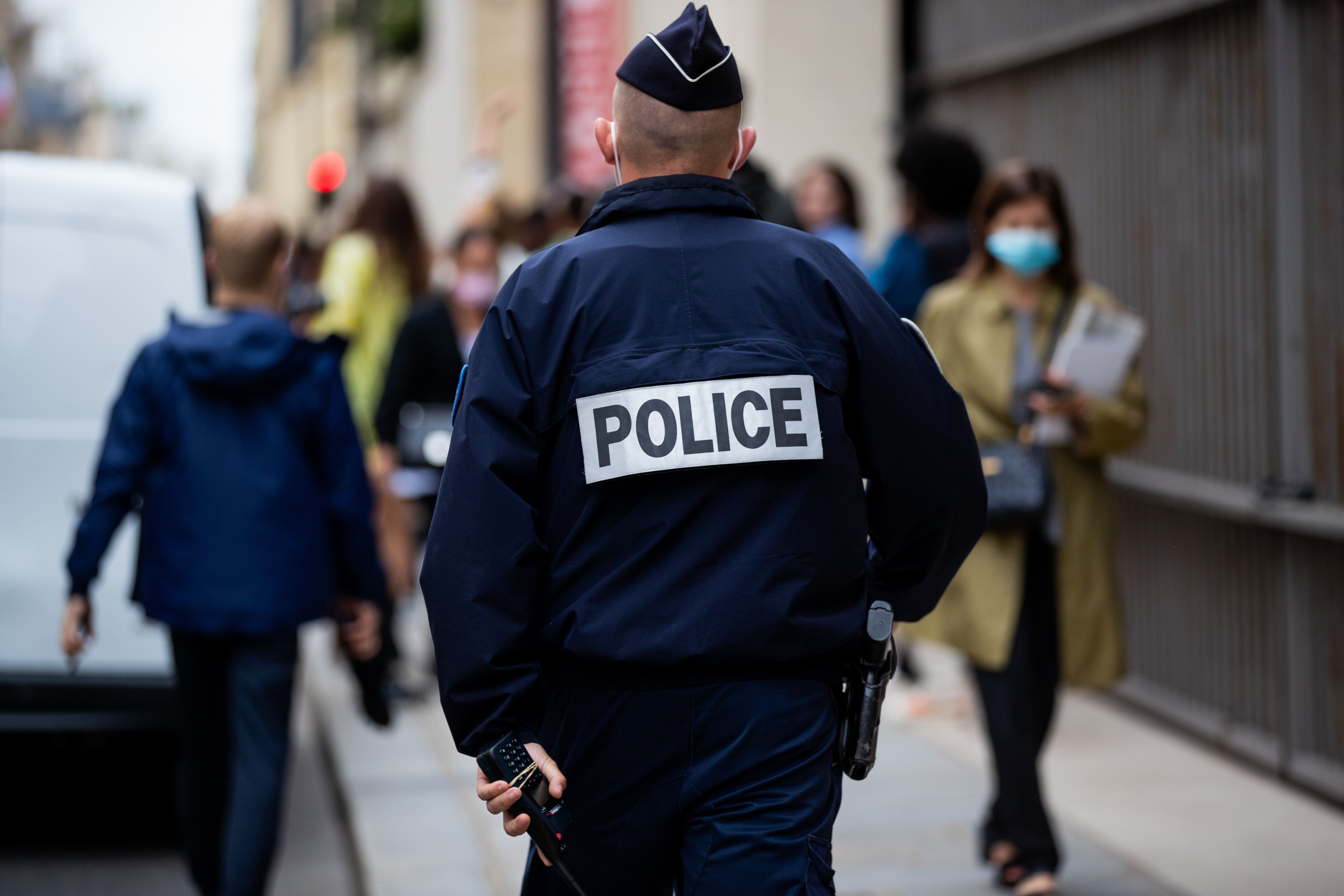 Un policier dans les rues de Paris, le 5 juillet