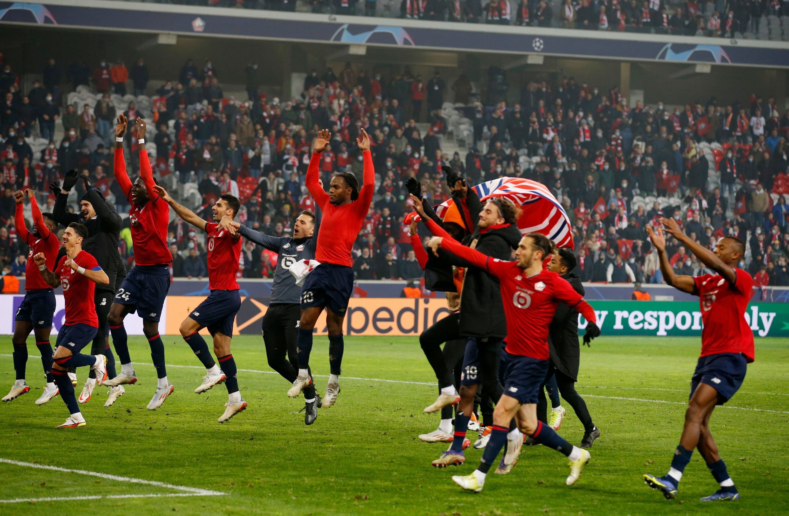 Les joueurs lillois fêtant leur victoire face à Salzbourg avec leurs supporters, au stade...
