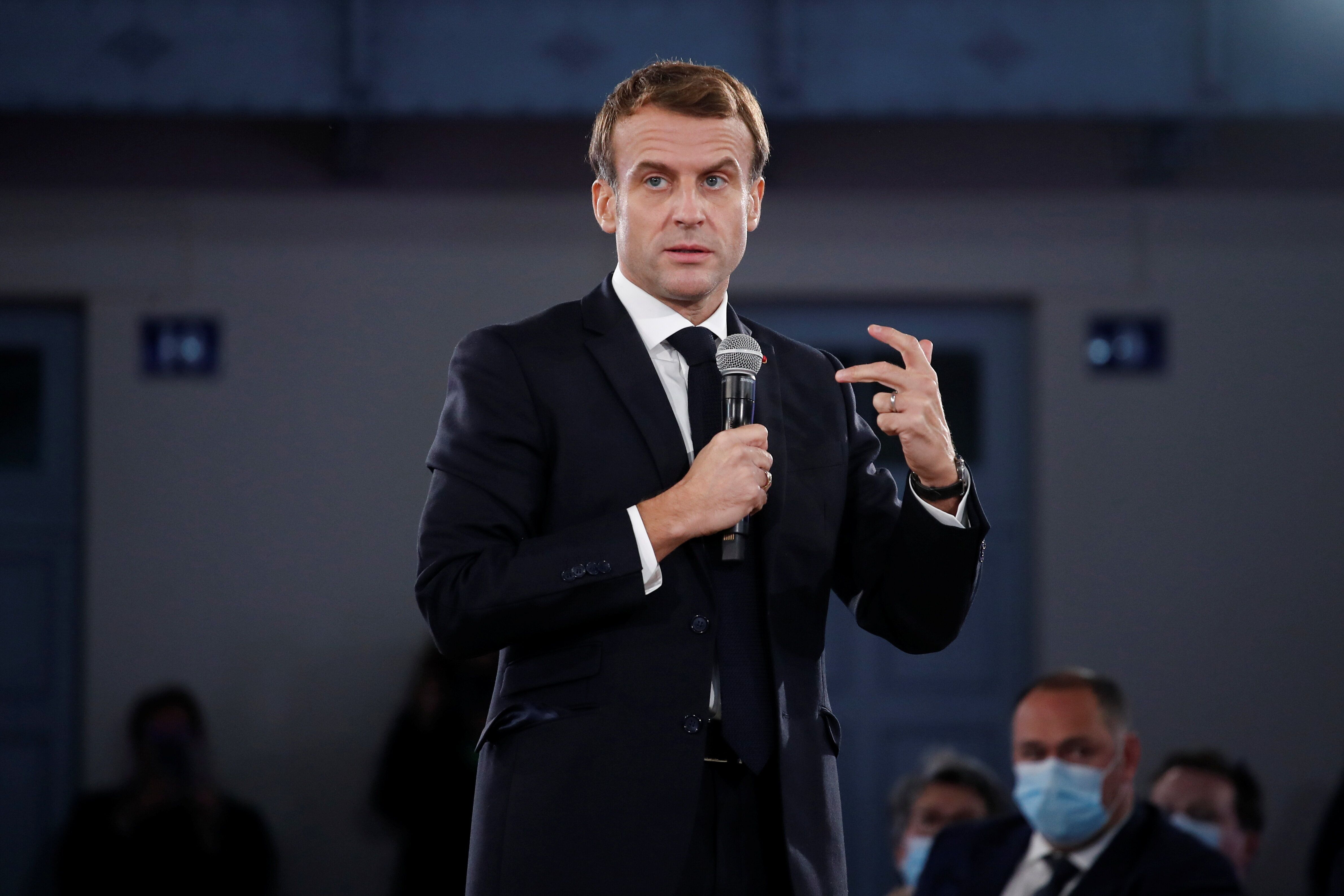 Emmanuel Macron, en visite dans le Nord le 19 novembre 2021, a assuré son soutien aux pêcheurs