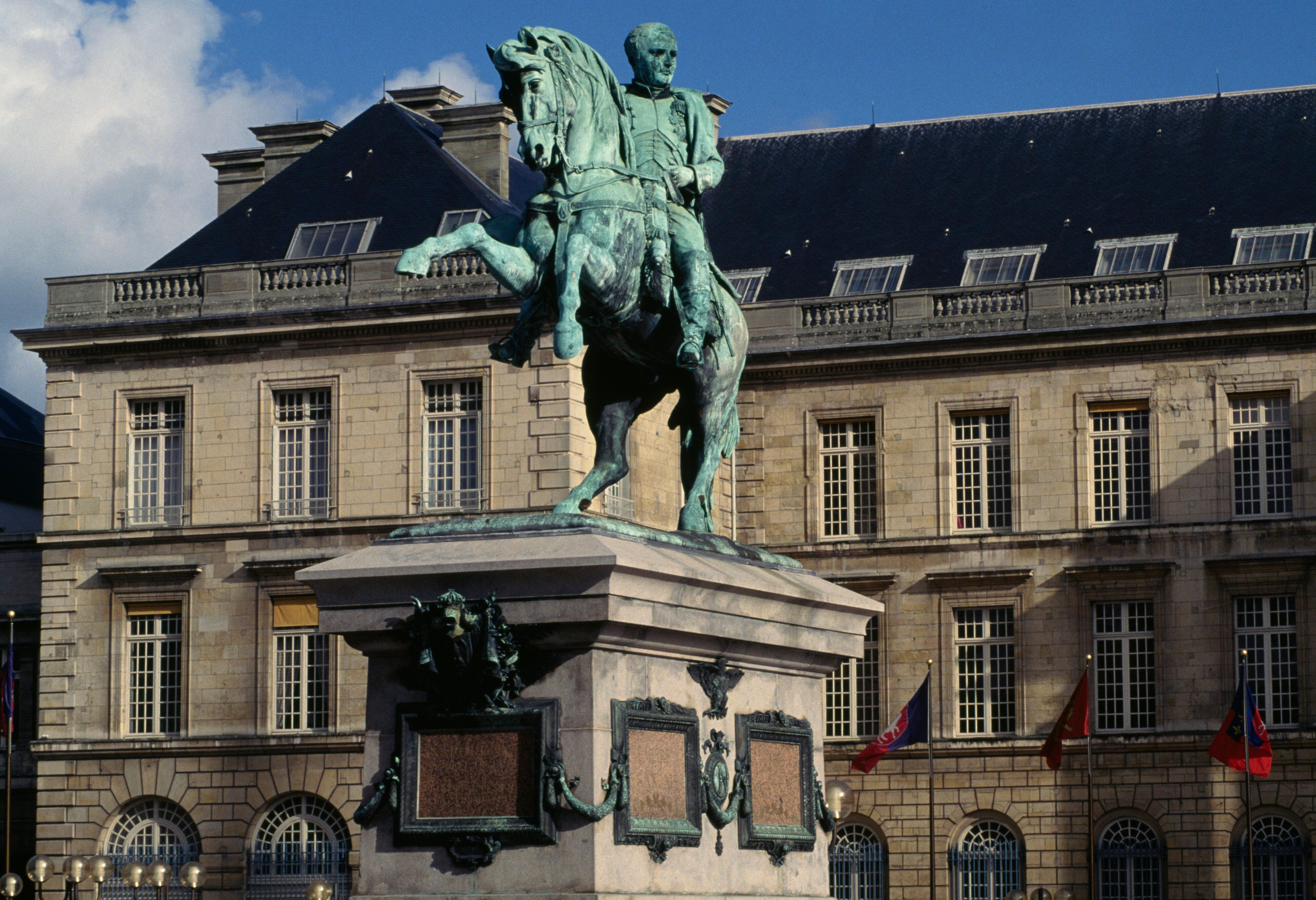 La statue de Napoléon à Rouen a été retirée pour être