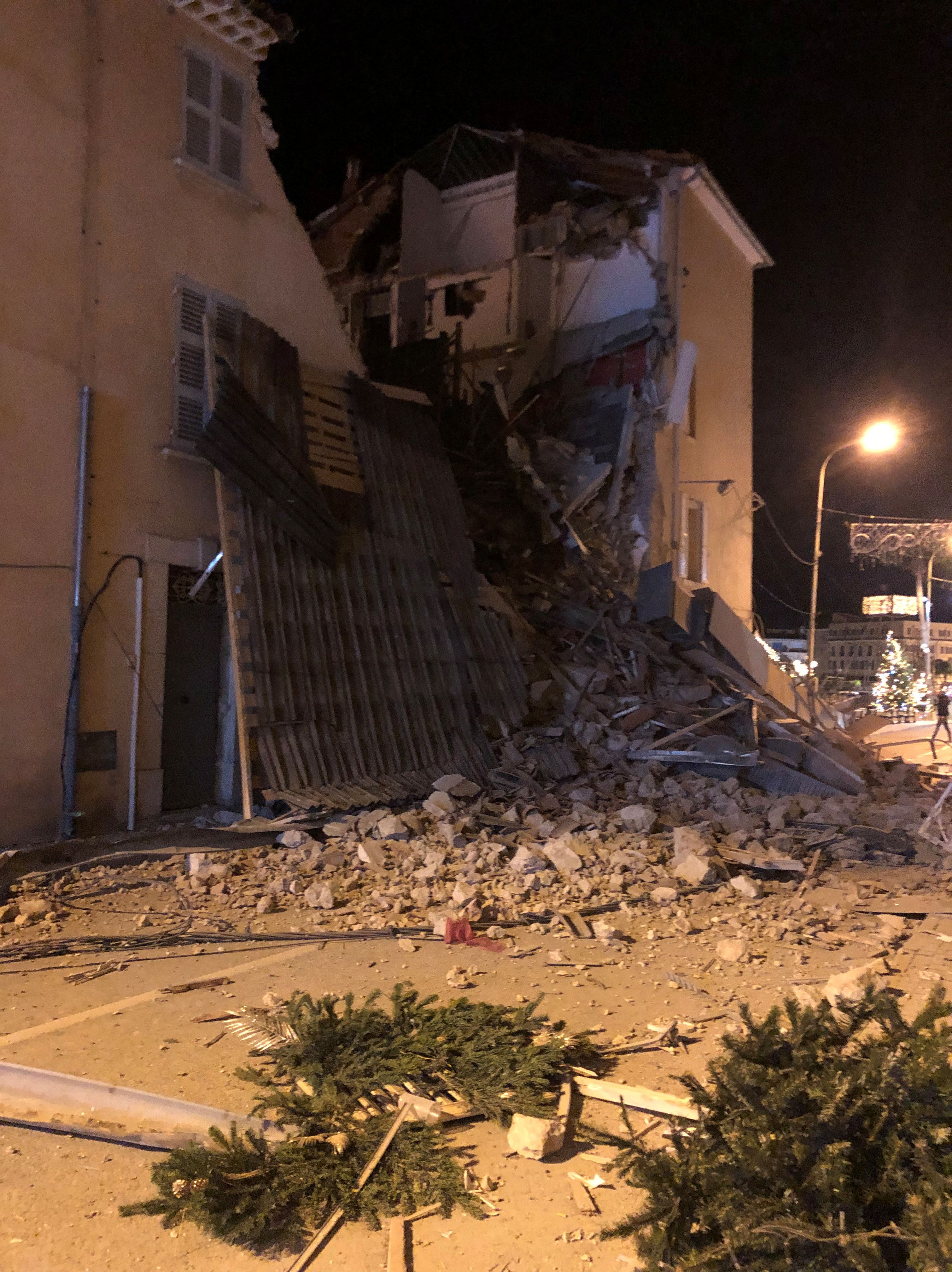 Une seconde victime a été retrouvée après l'effondrement encore inexpliqué d'un immeuble à Sanary-sur-Mer,...
