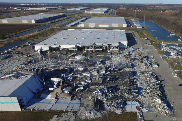 Un entrepôt d'Amazon effondré à Edwardsville, dans l'Illinois aux États-Unis,...
