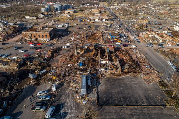 Des bâtiments détruits dans le centre-ville de Mayfield, dans le Kentucky aux États-Unis,...
