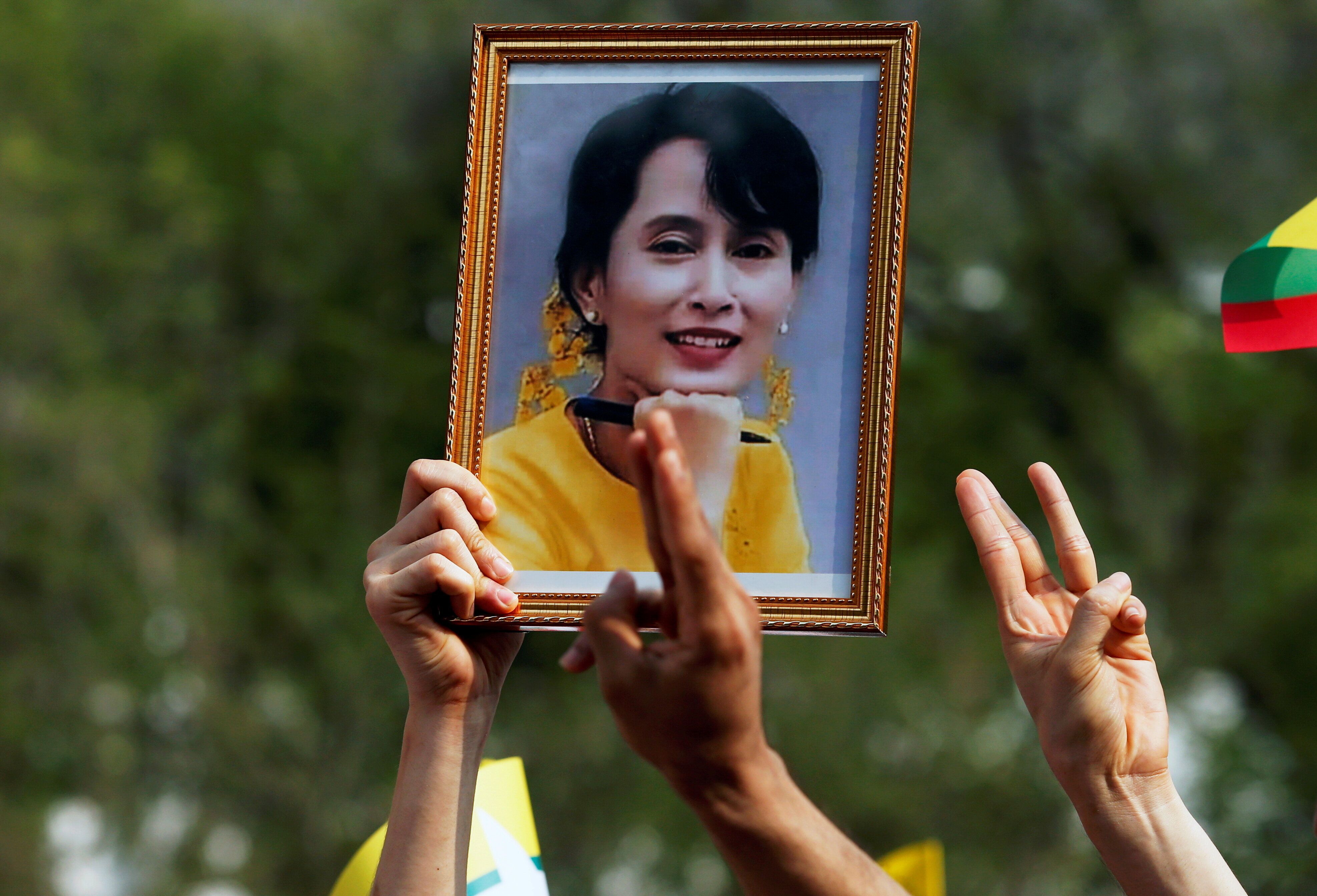 Des manifestants portent un portrait de Aung San Suu Kyi à Myanmar le 22 février