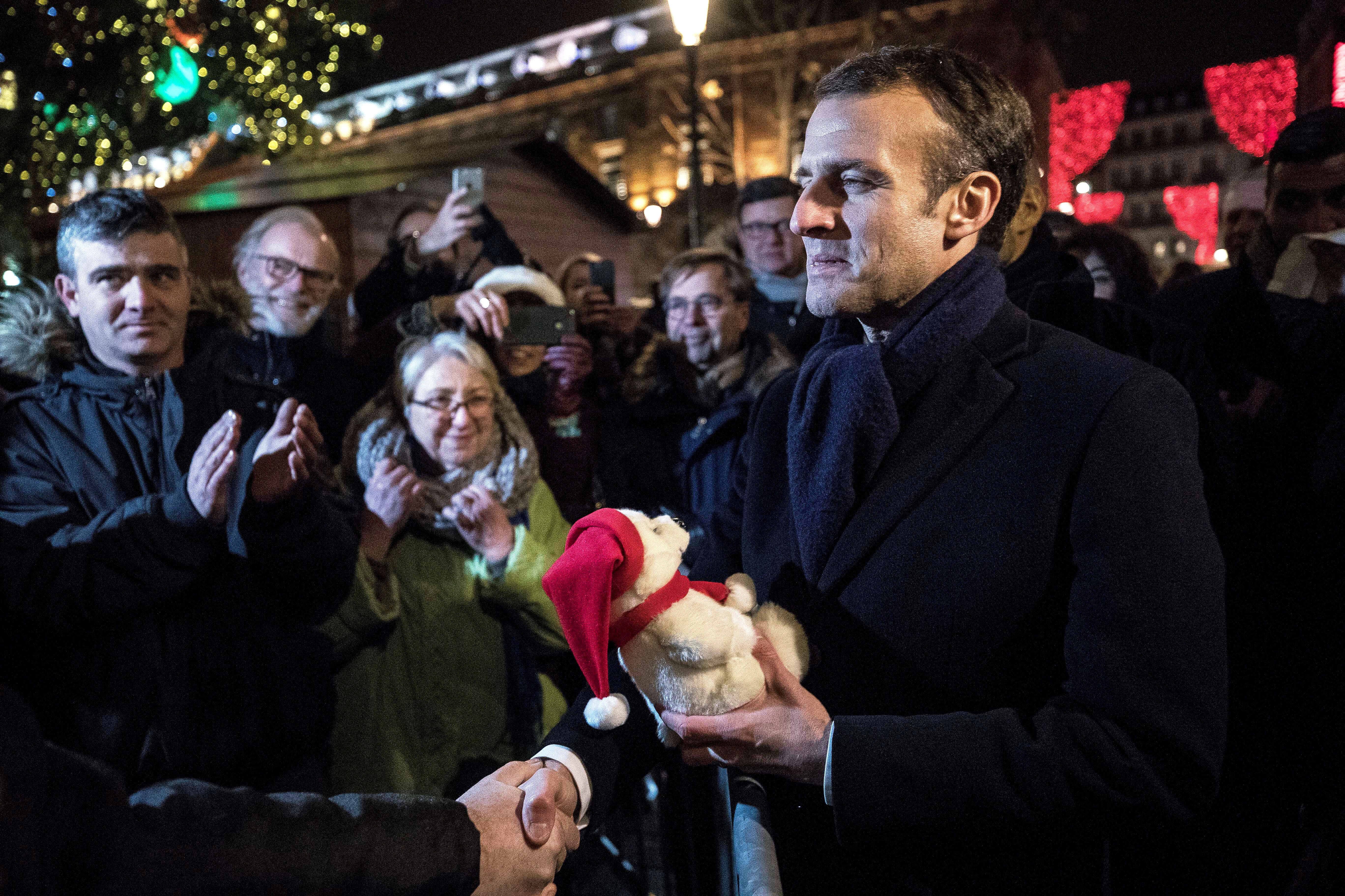 Photo d'Emmanuel Macron au marché de Noël de Strasbourg le 14 décembre