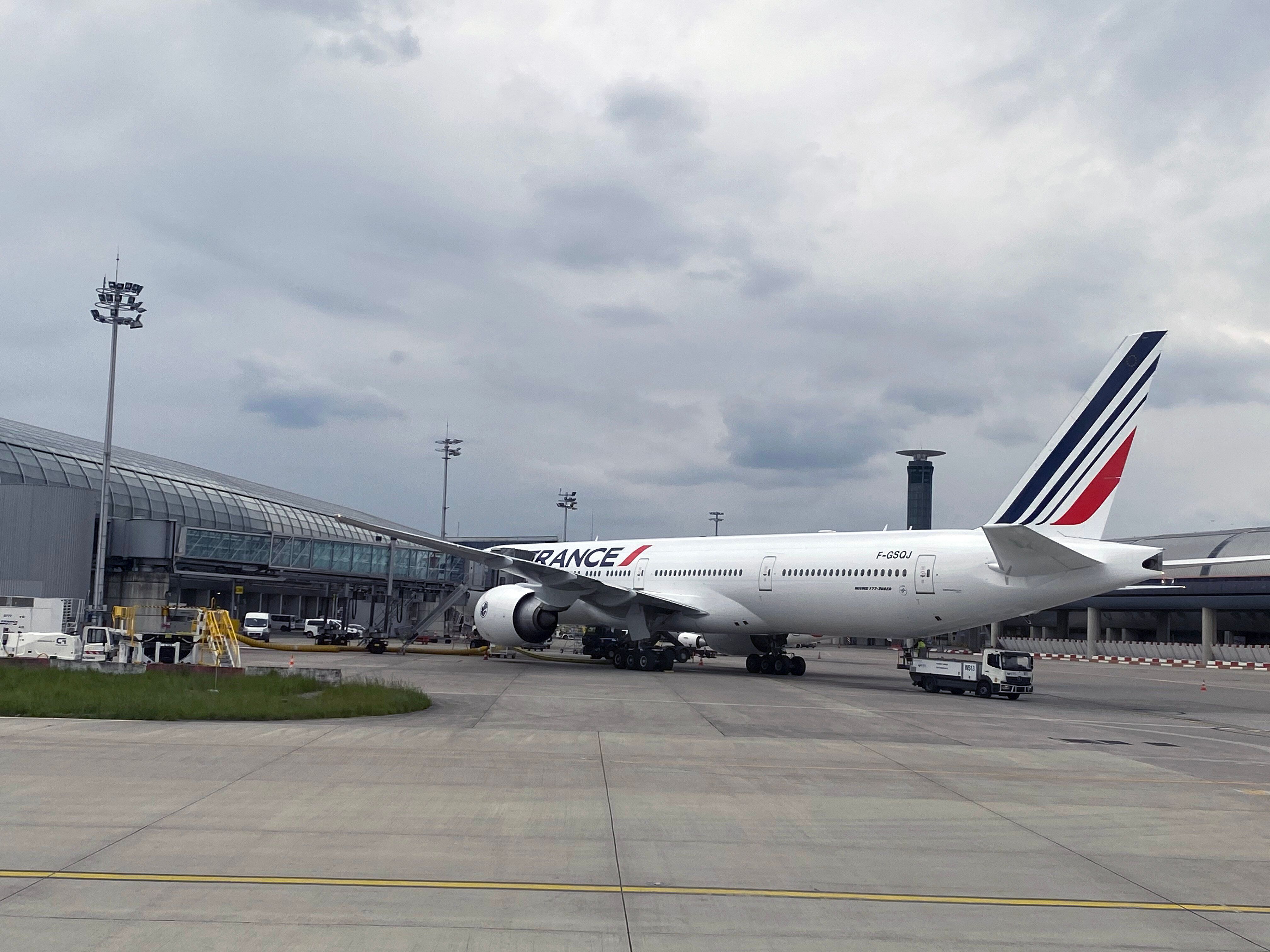 Un Boeing 777-300 d'Air France sur le tarmac de l'aéroport Paris-Charles-de-Gaulle, le 30 avril