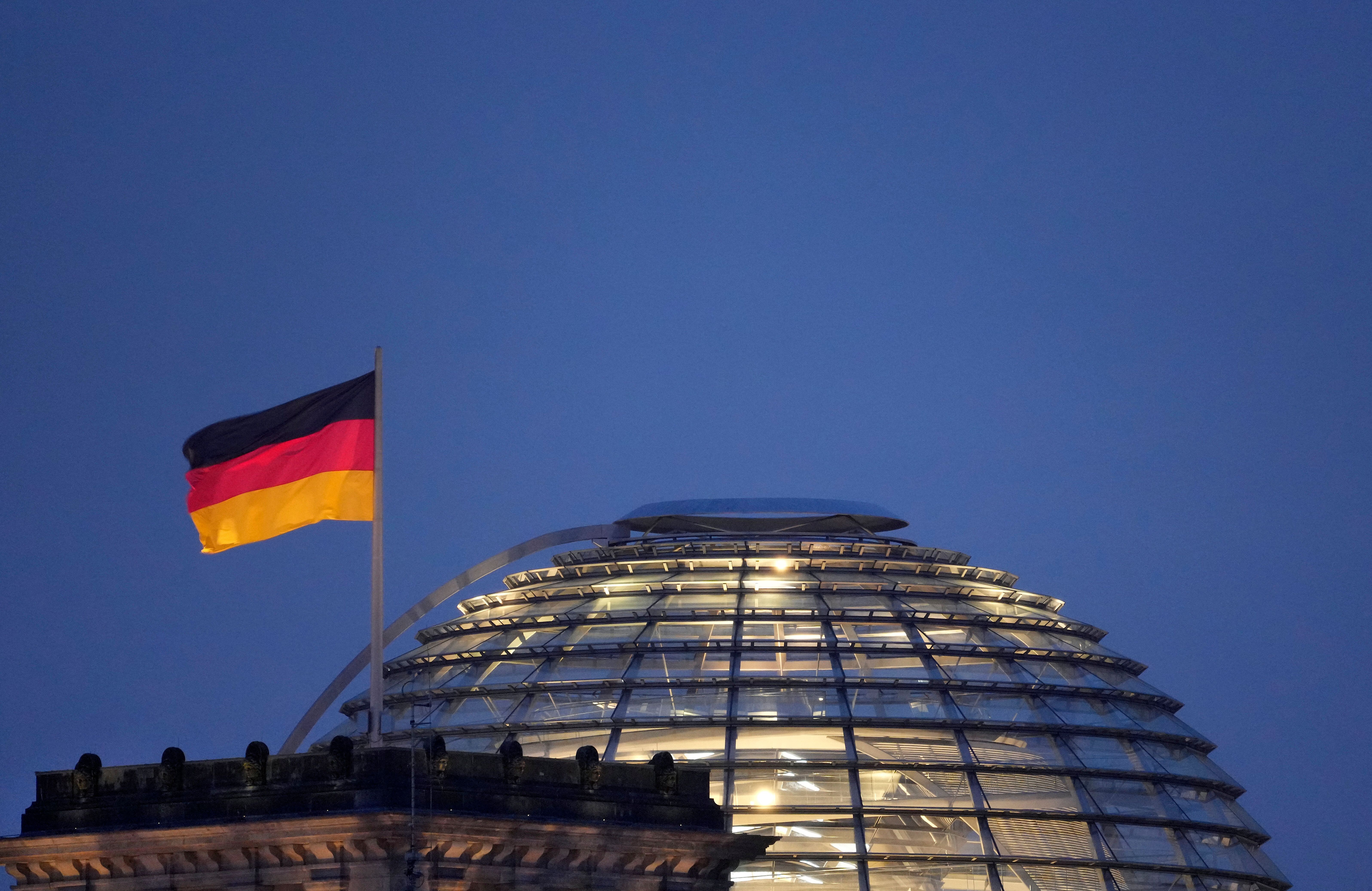 Le drapeau allemand flottant au sommet du Reichstag, à Berlin, le 18 novembre 2021. (photo