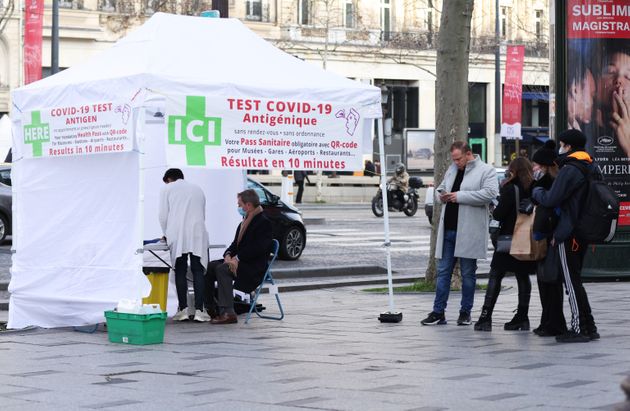 Une tente devant une tente de tests rapides Covid-19 près de l'Arc de Triomphe à Paris,...