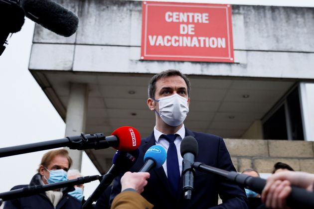 Olivier Veran, ici après avoir été vacciné contre le Covid en février...