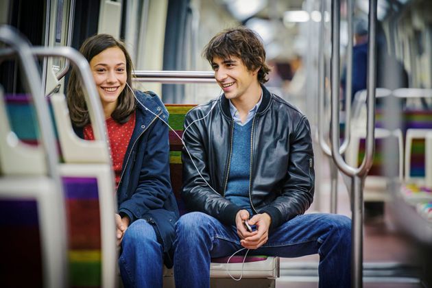 Suzanne Jouannet (Mila) et Ben Attal (Alexandre Farel) dans le métro