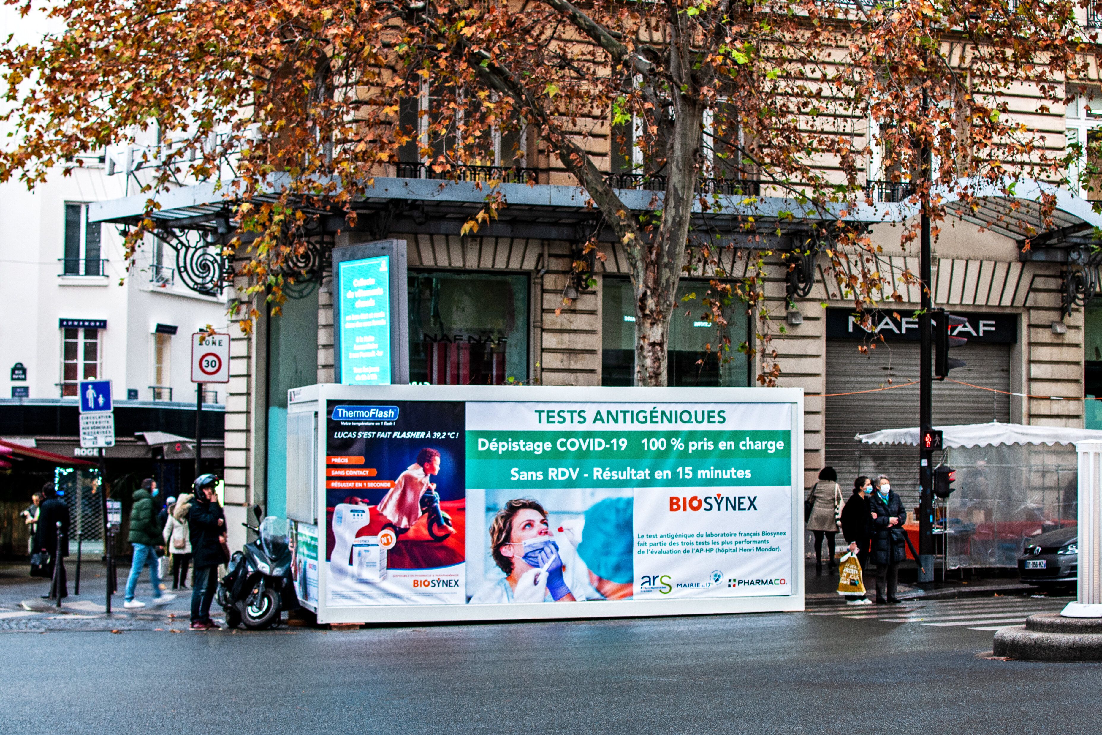 Une tente où l'on réalise des tests antigéniques à Paris, le 14 décembre