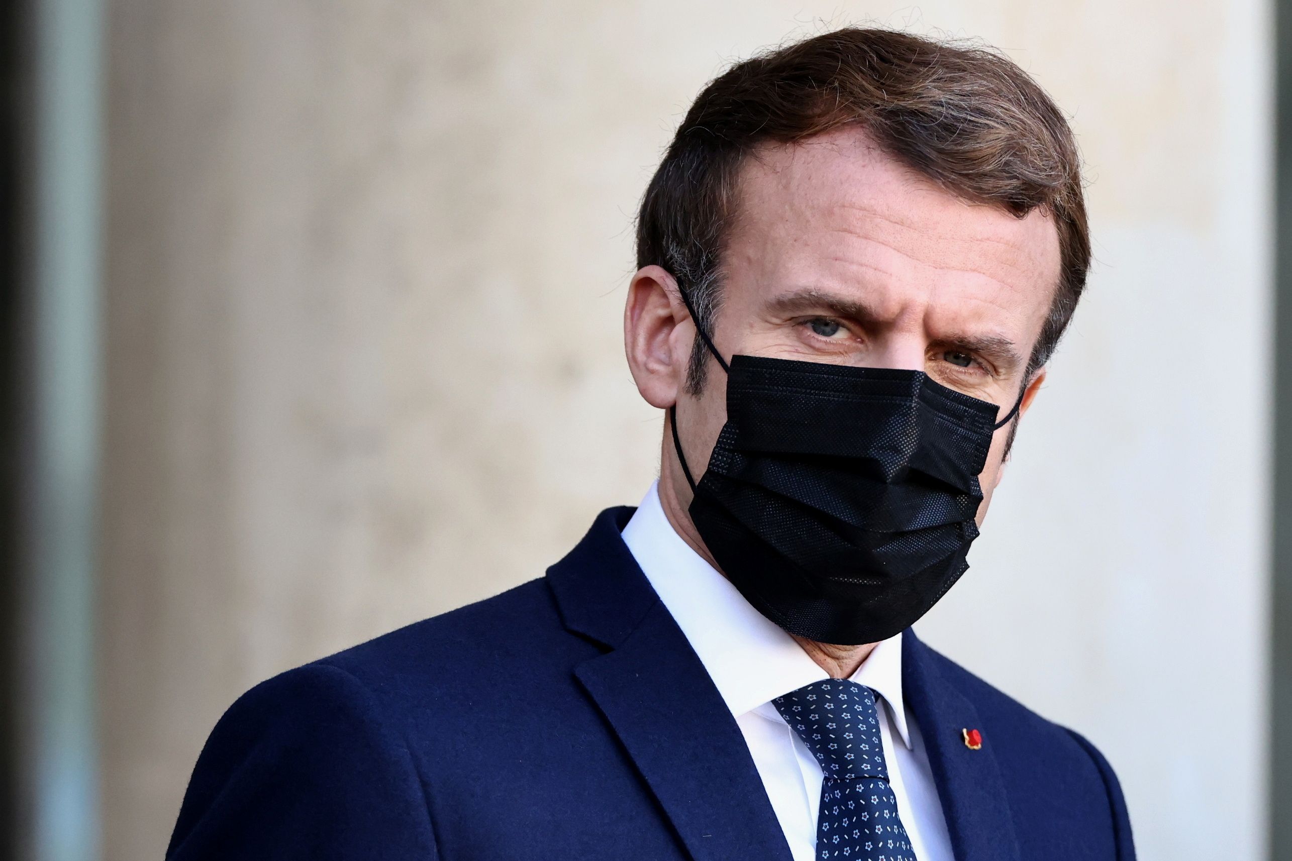 Emmanuel Macron a répondu, au matin d'une visite à Vichy, aux différentes polémiques sur l'Histoire de...