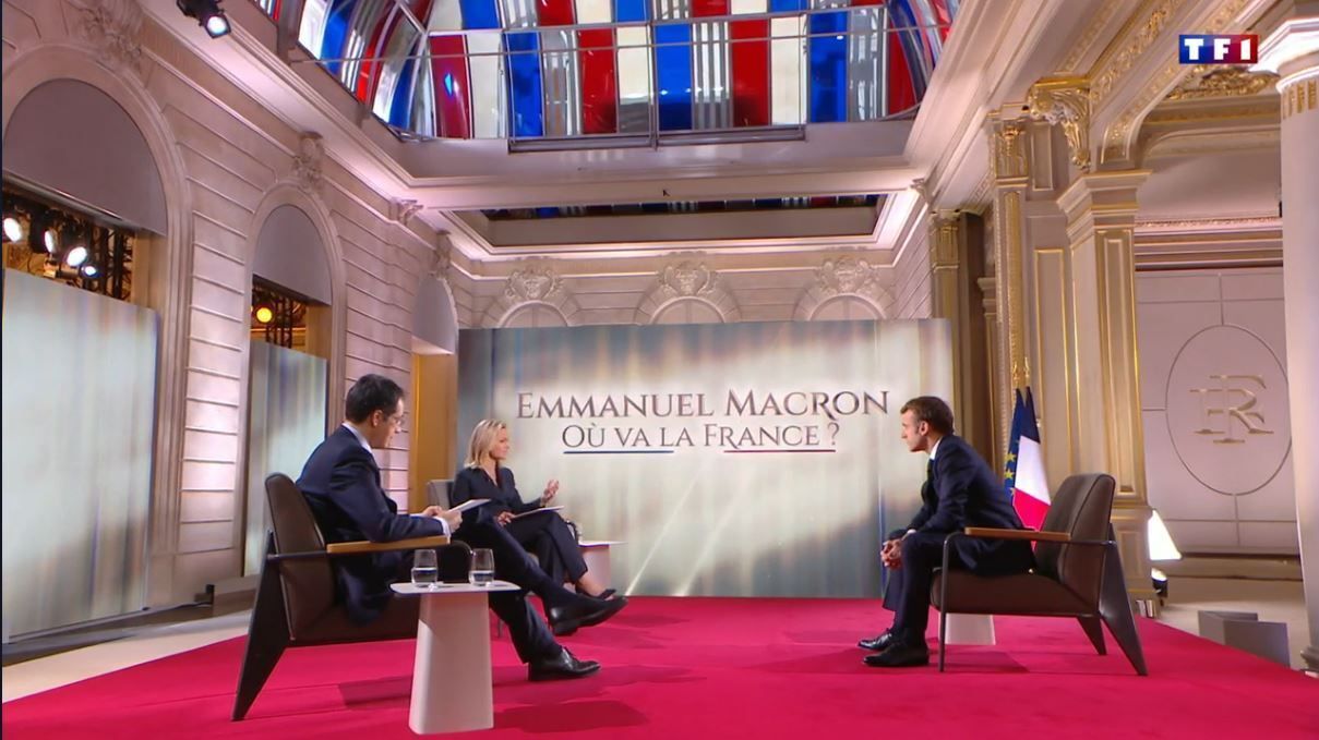 Emmanuel Macron, ici face à Audrey Crespo-Mara et Darius Rochebin lors de son interview sur...