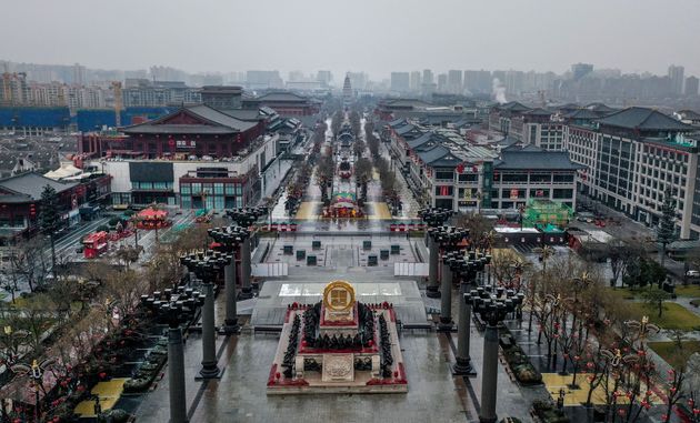 Photo aérienne d'une rue commerçante de Xi'an le 25 décembre, entièrement...