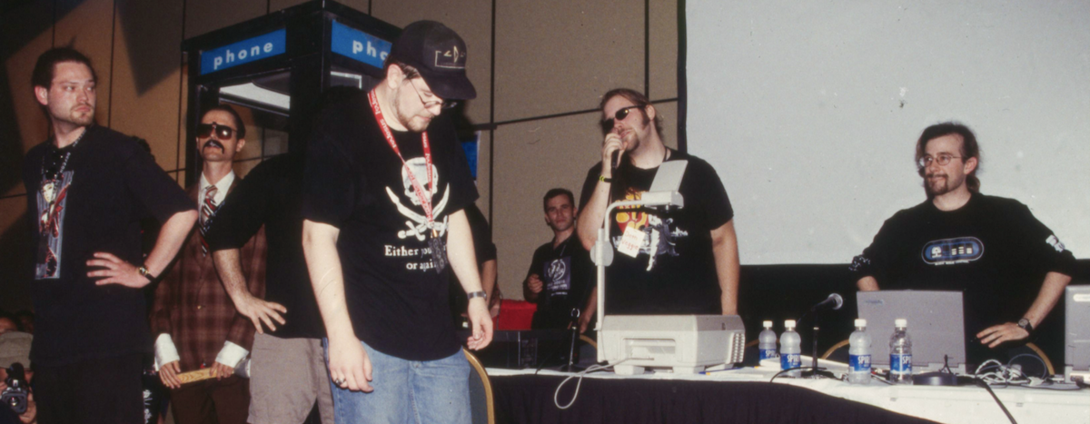 Dildog on the right, at Defcon, 1999 - © Reflets