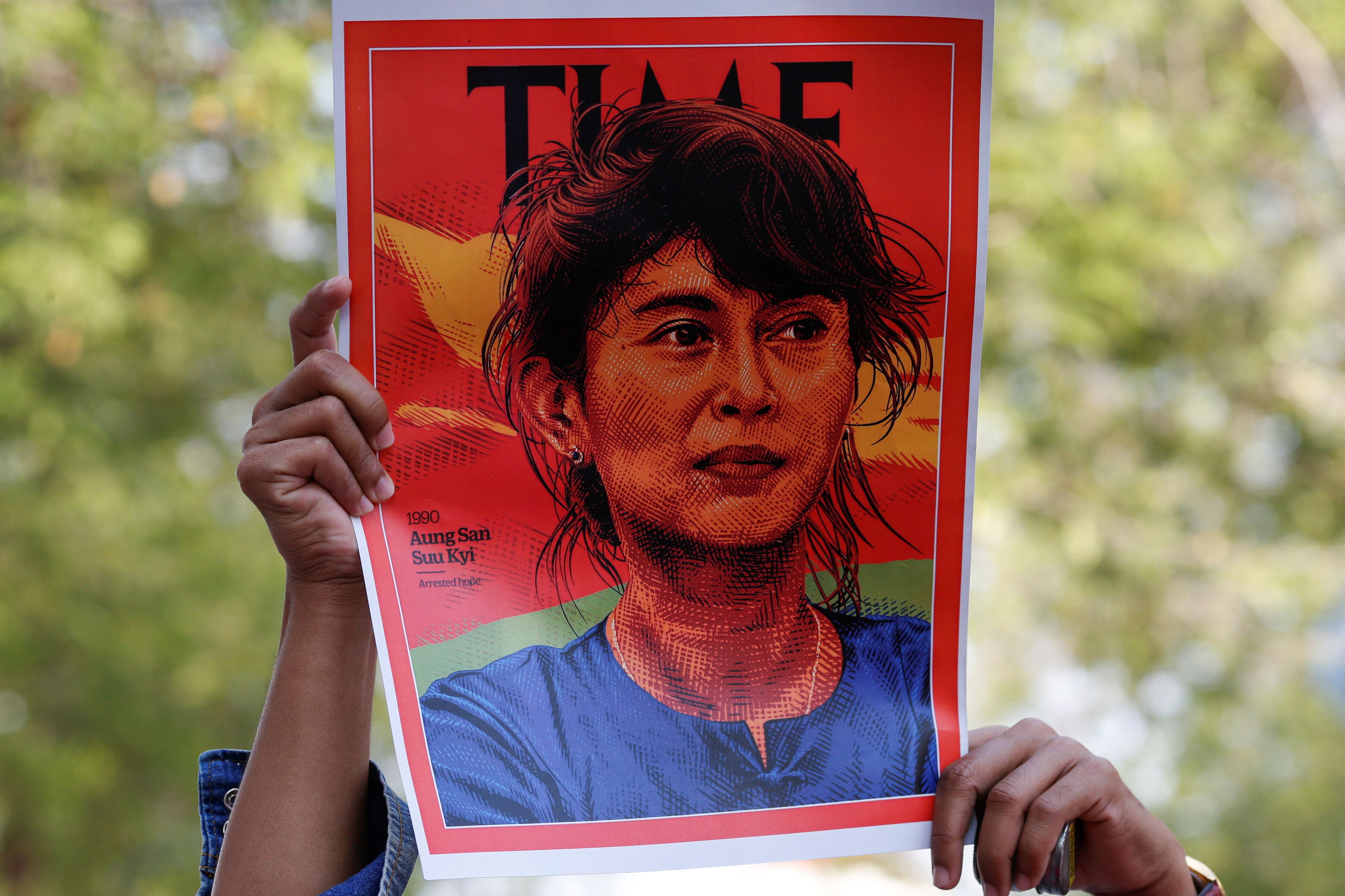 Un manifestant brandit un portrait d'Aung San Suu Kyi devant le siège de l'ONU à Bangkok,...