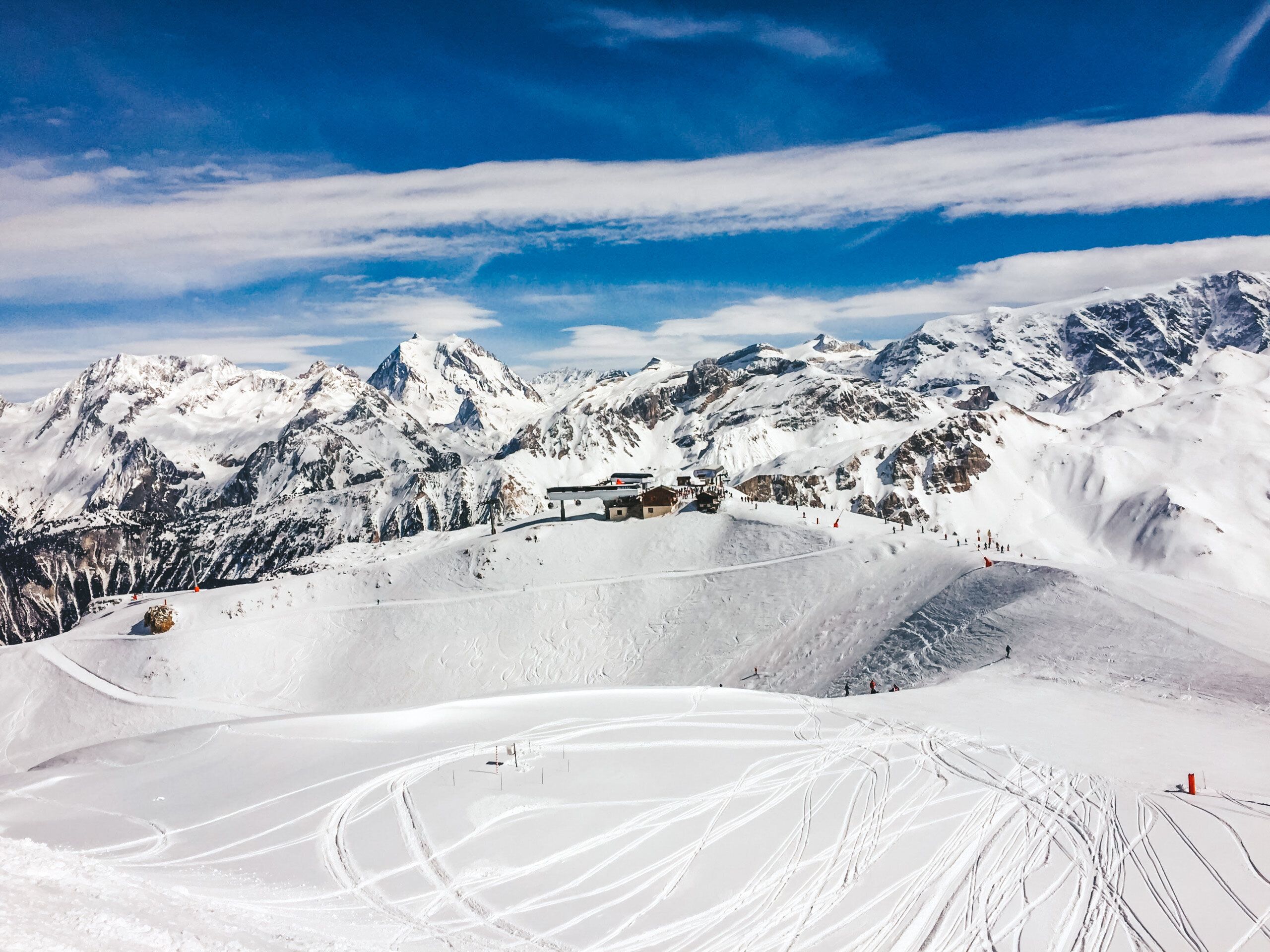 Une vue aérienne du domaine skiable de Courchevel. (photo
