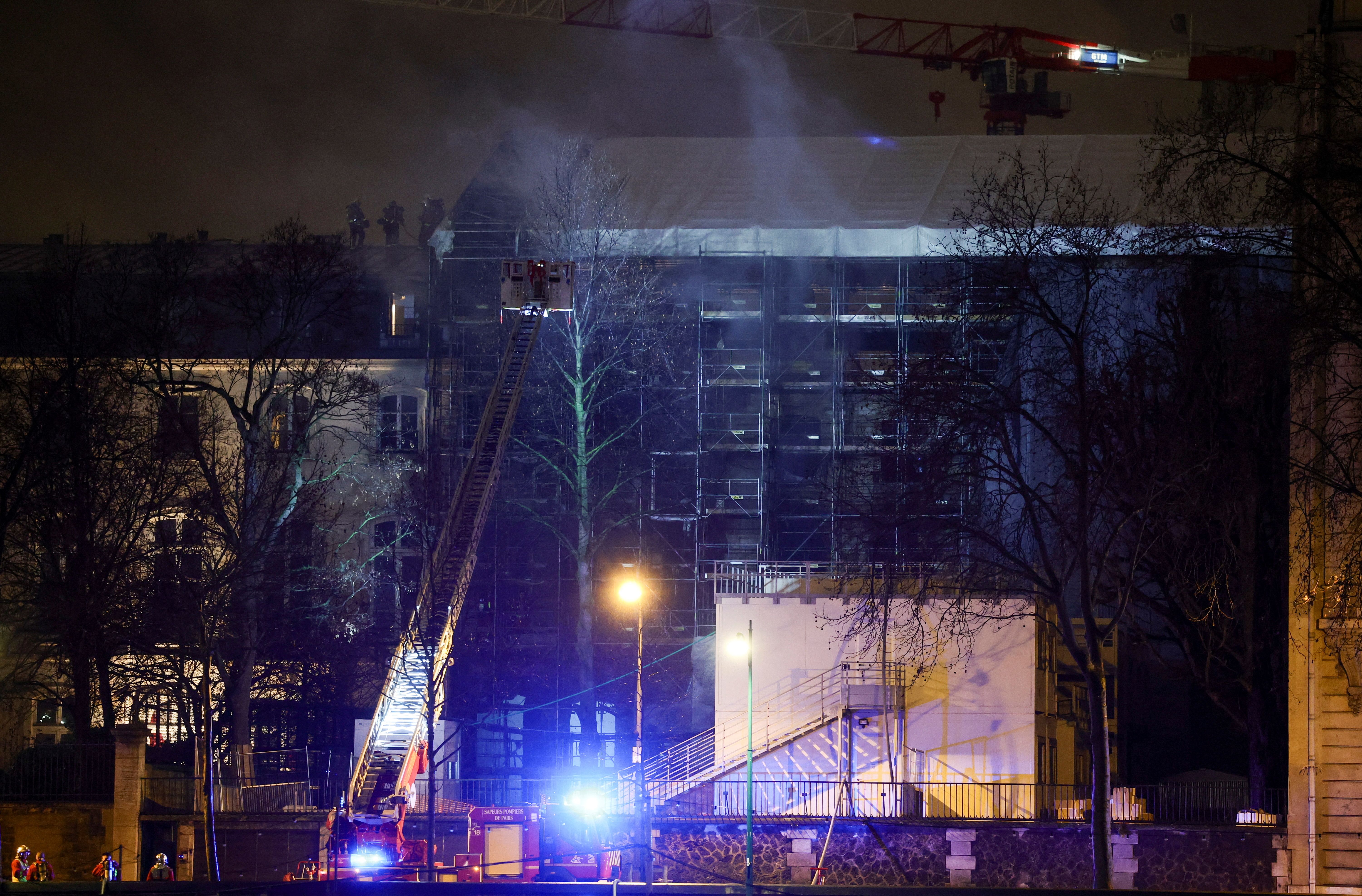 Ce dimanche 6 février au soir, un violent incendie a ravagé un hôtel particulier en travaux dans le VIIe...