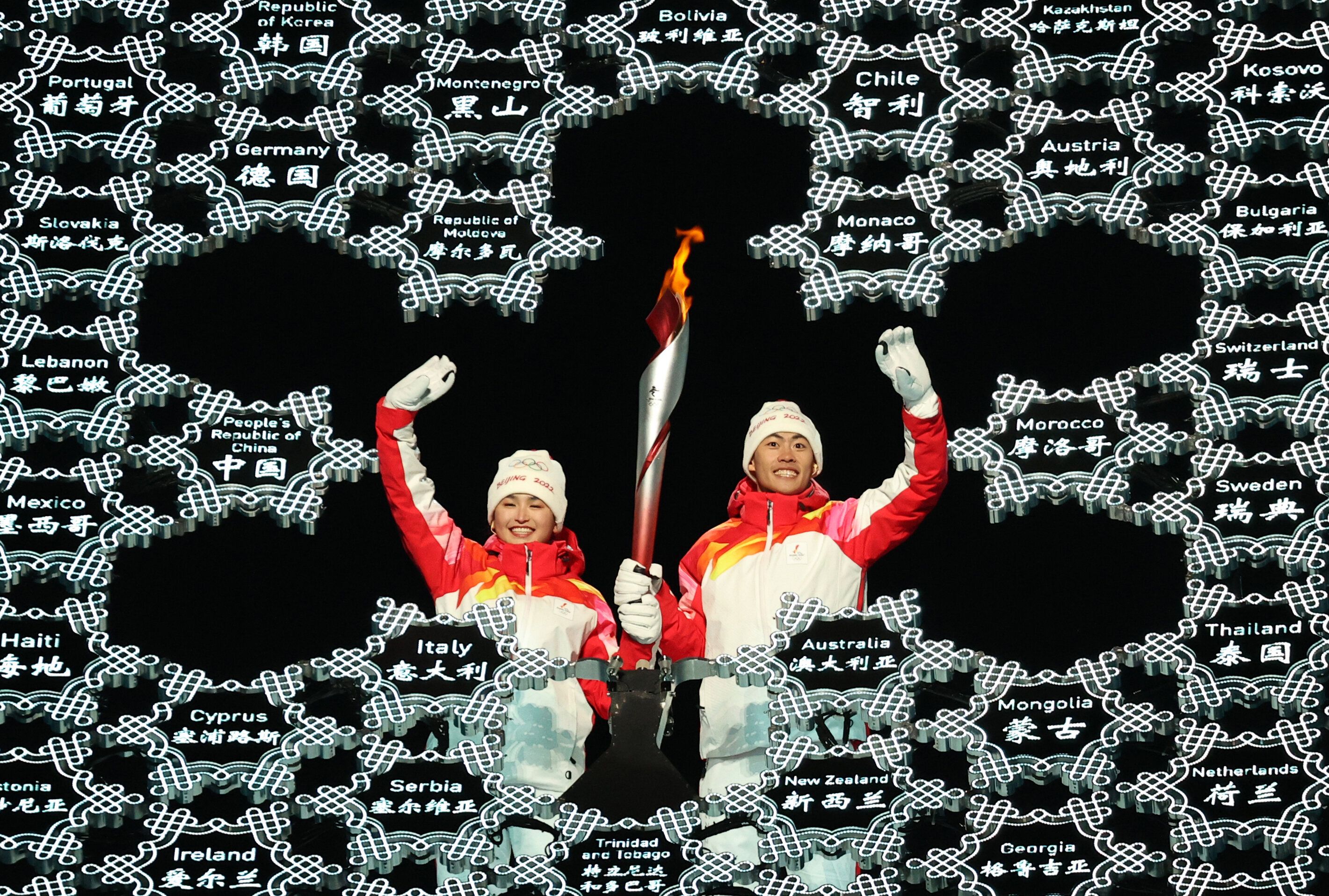 À gauche, Dinigeer Yilamujiang, athlète originaire de la région du Xinjiang...