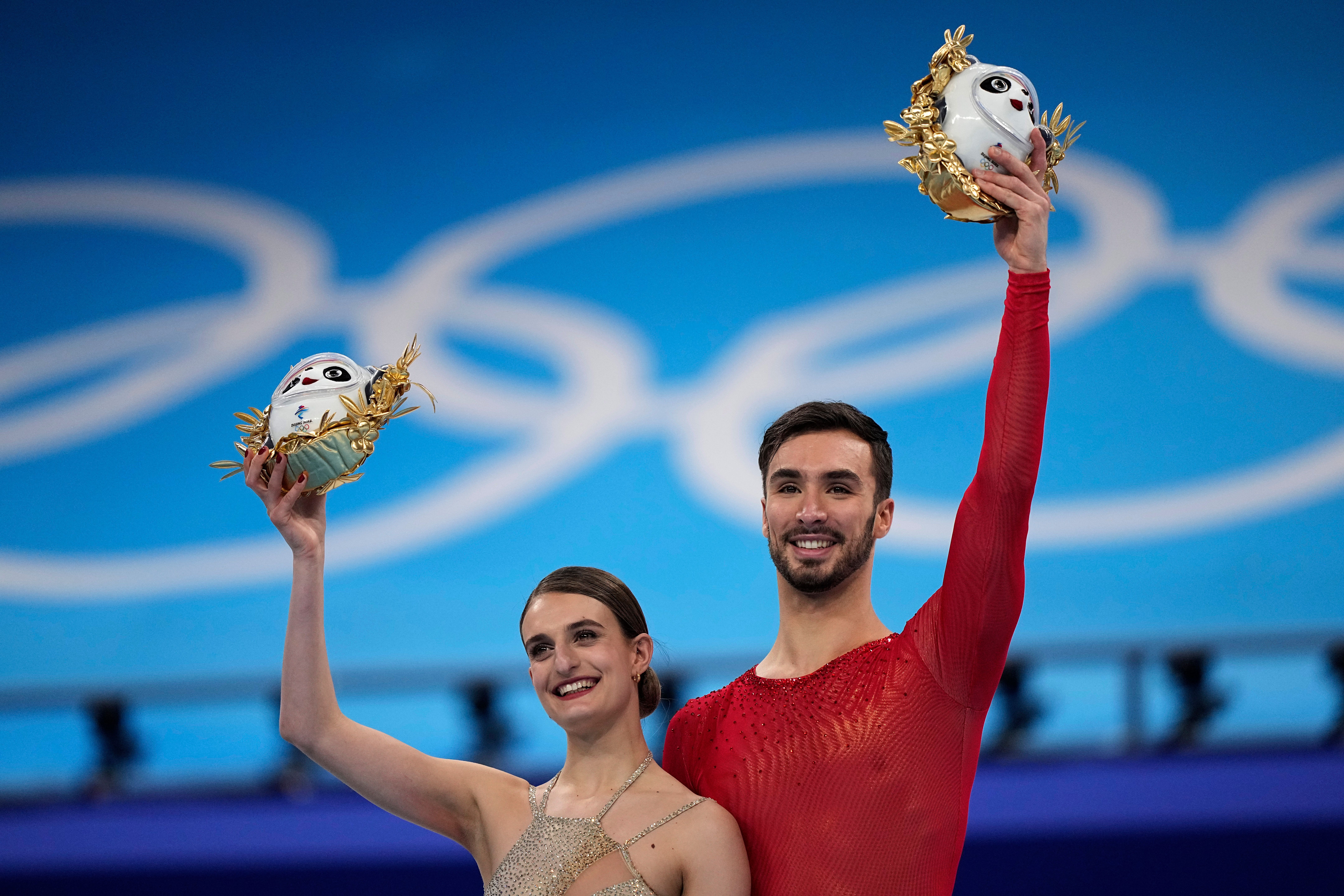 Gabriella Papadakis et Guillaume Cizeron célèbrent leur médaille d'or à Pékin,...