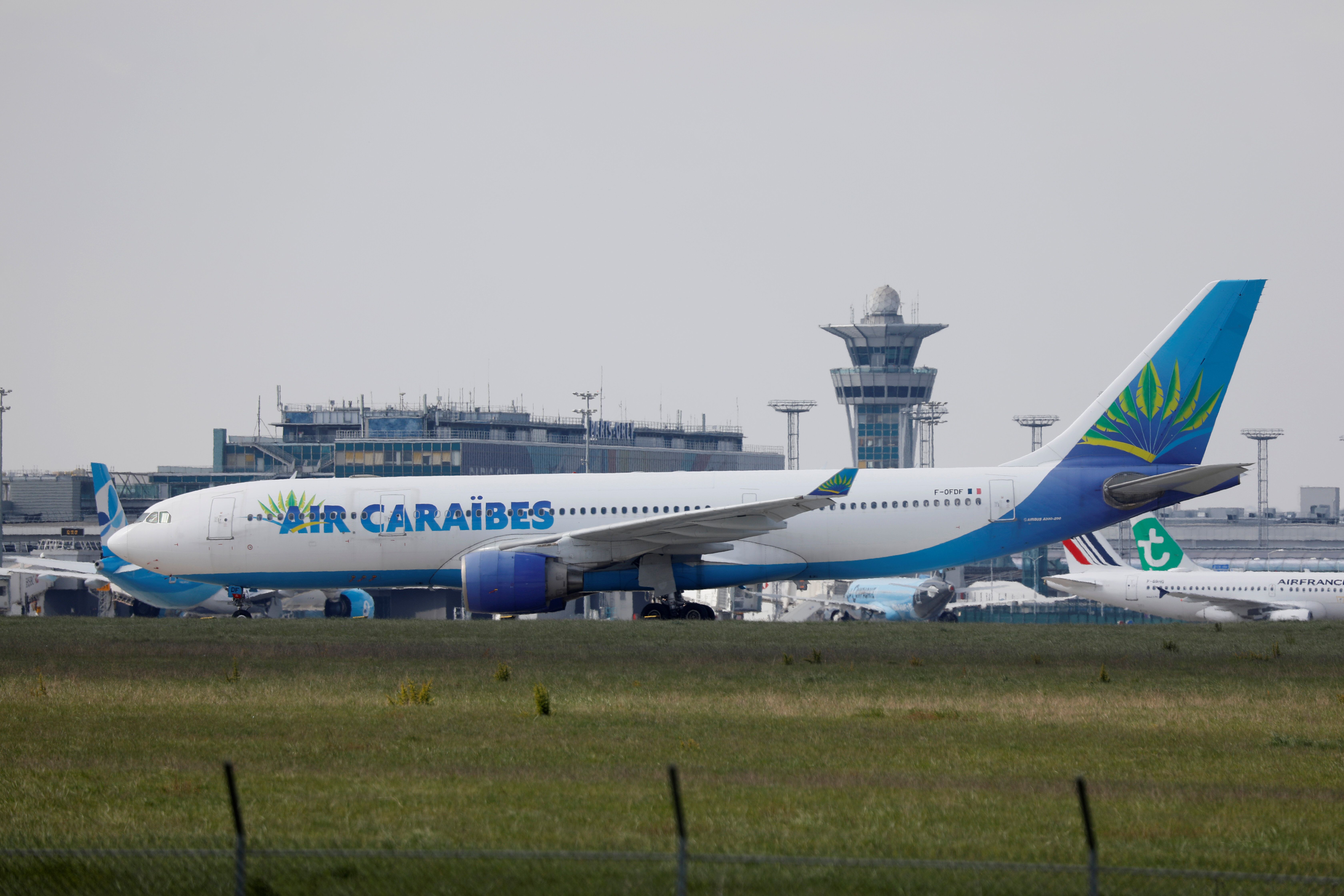 Un avion de la compagnie aérienne Air Caraïbes sur le tarmac de l'aéroport d'Orly,...