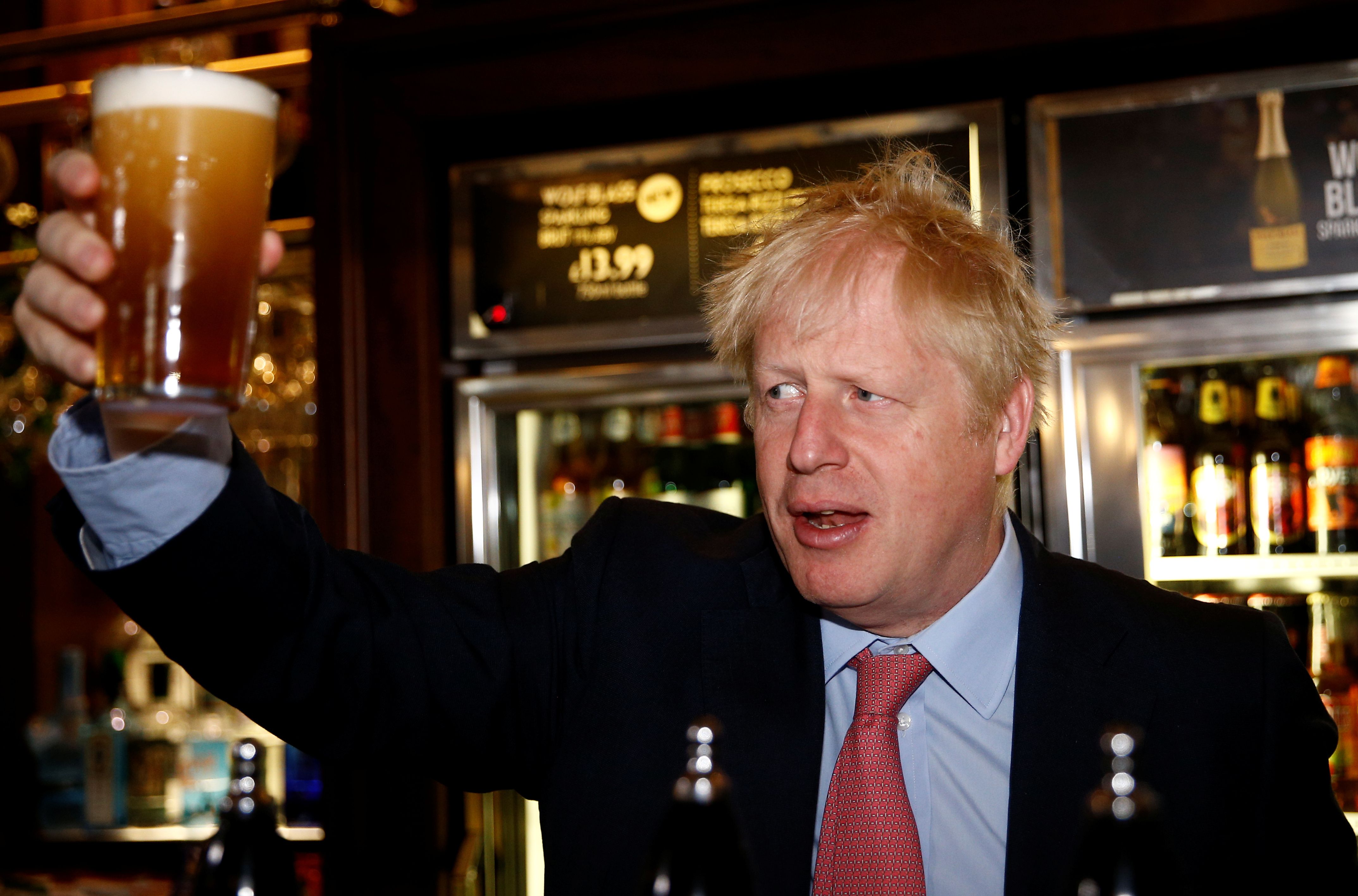 Une photographie montrant Boris Johnson une bière à la main durant une fête organisée en plein confinement...