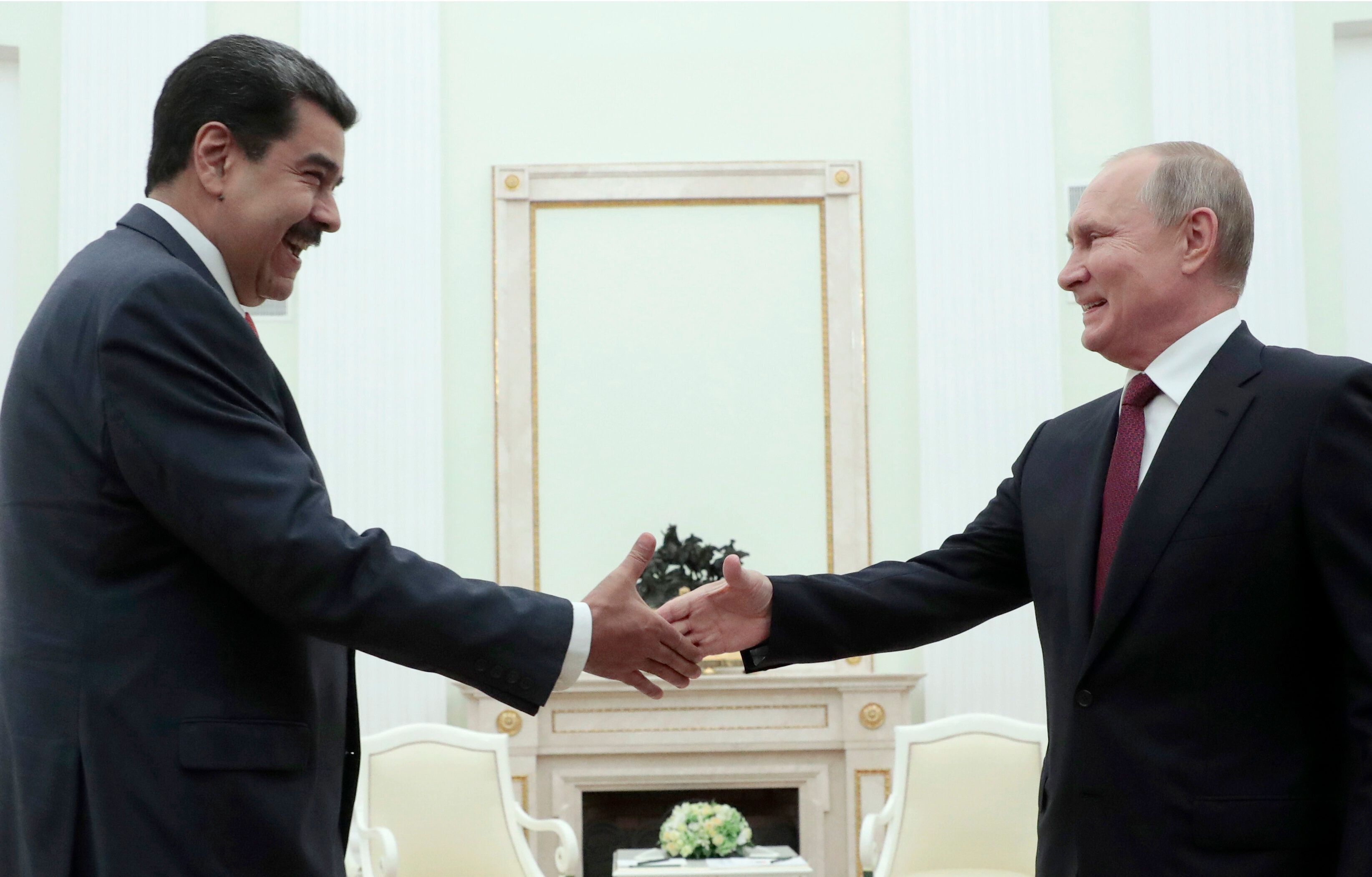 Le président du Venezuela Nicolas Maduro, ici en 2019 avec Vladimir Poutine, soutien Moscou dans...