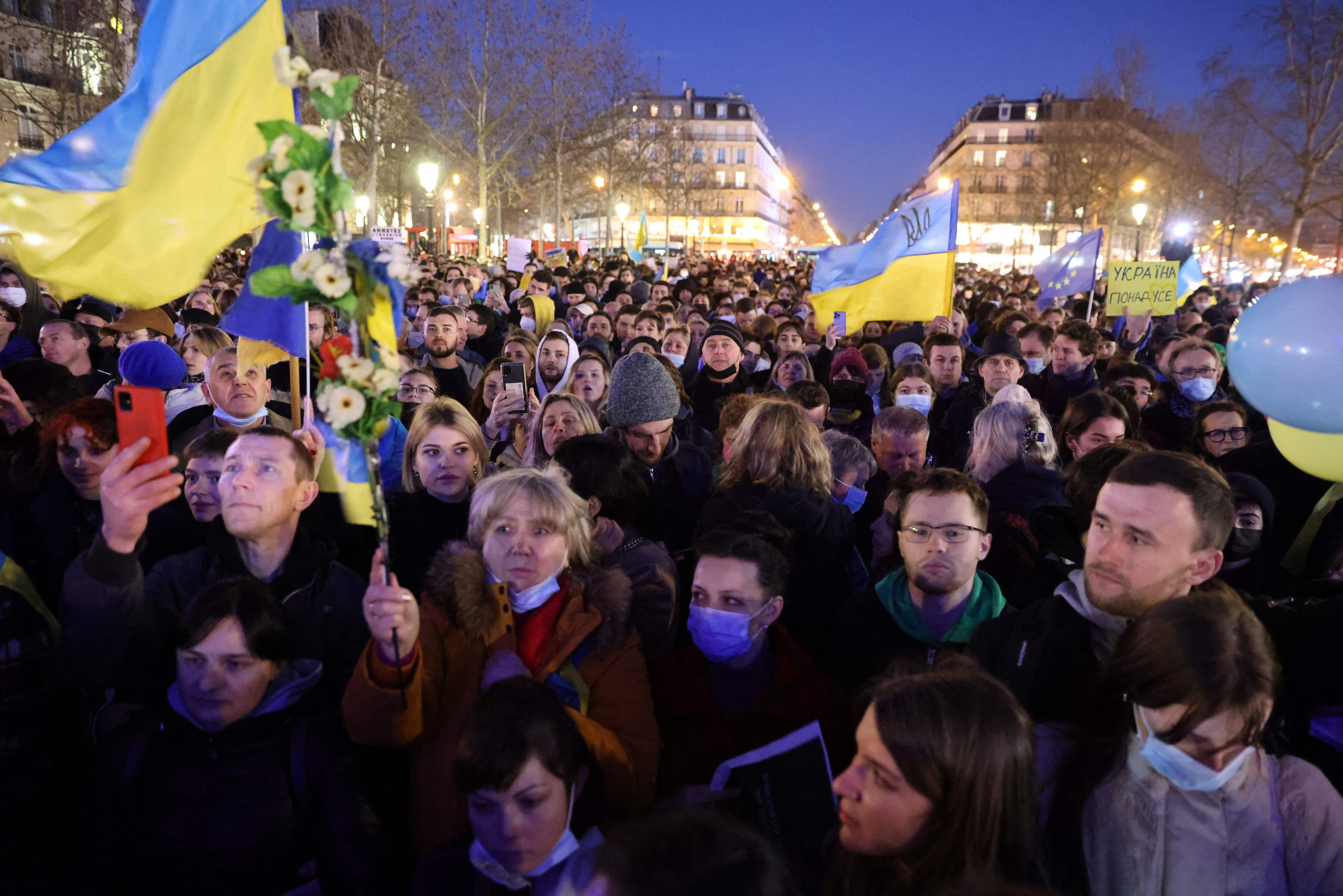 Des manifestants contre l'invasion de l'Ukraine réunis place de la République, à...