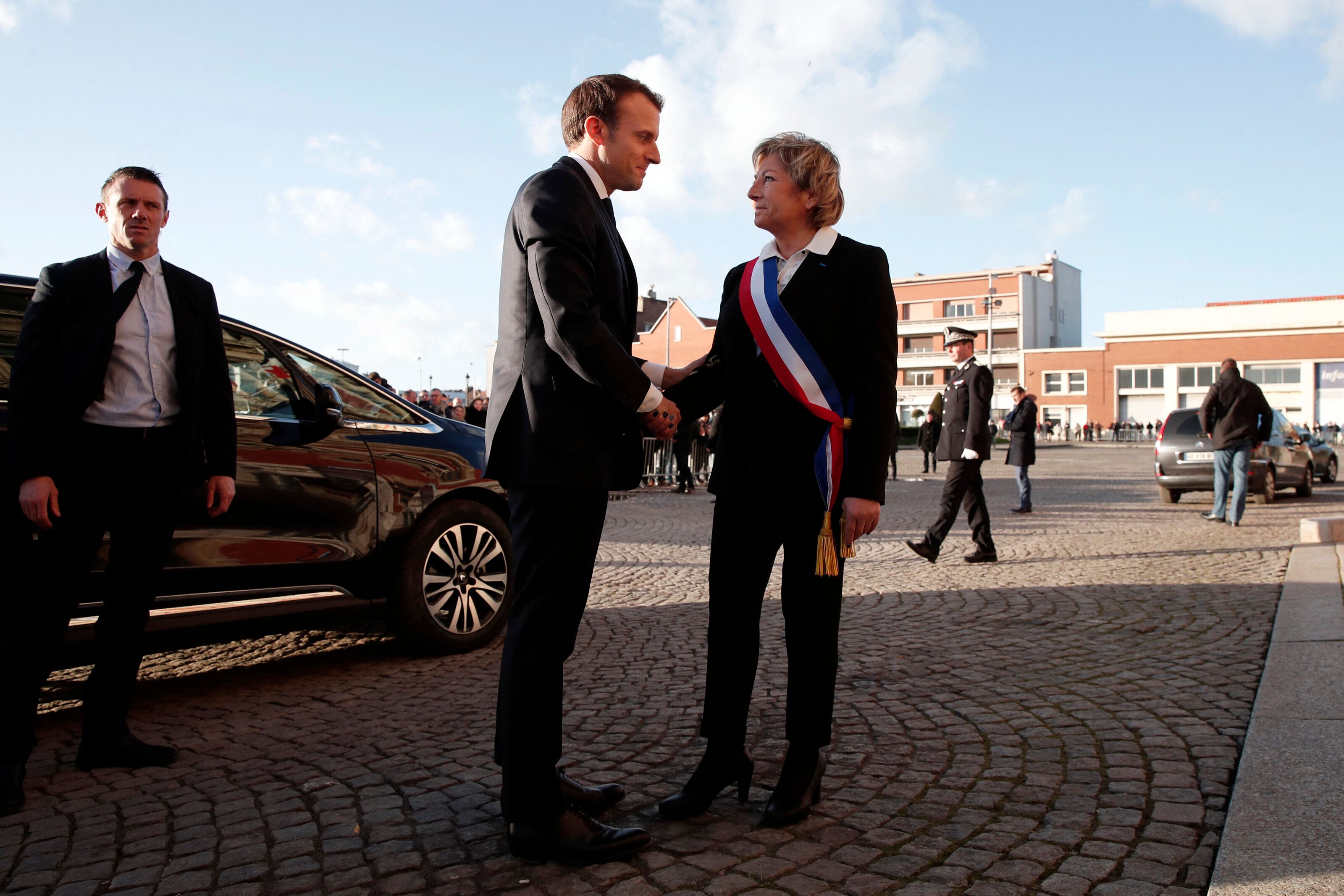 Emmanuel Macron accueilli par Natacha Bouchart devant la mairie de Calais, le 16 janvier