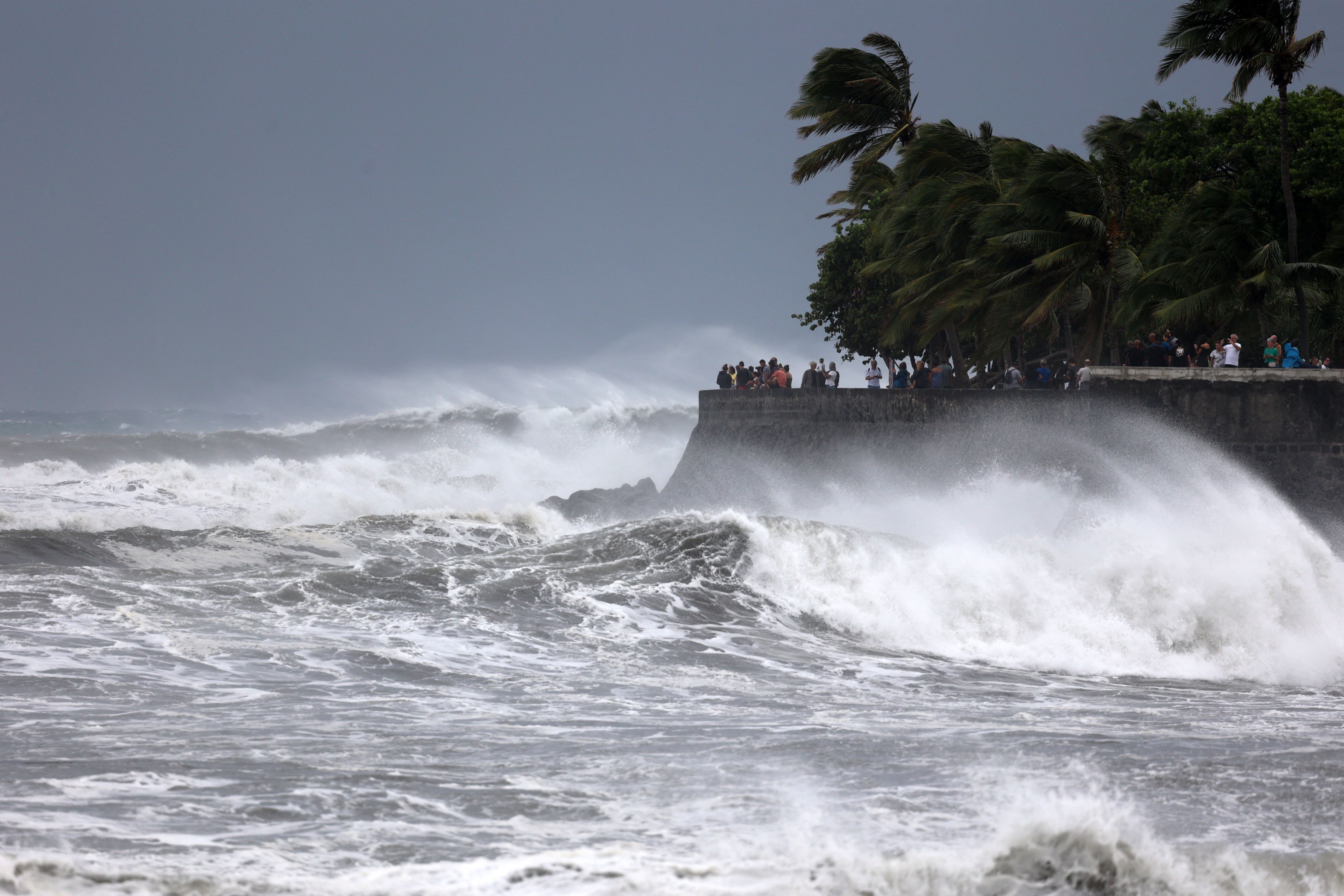 Le cyclone Emnati s'éloigne progressivement de l'île de la Réunion, ce qui a permis aux autorités de...
