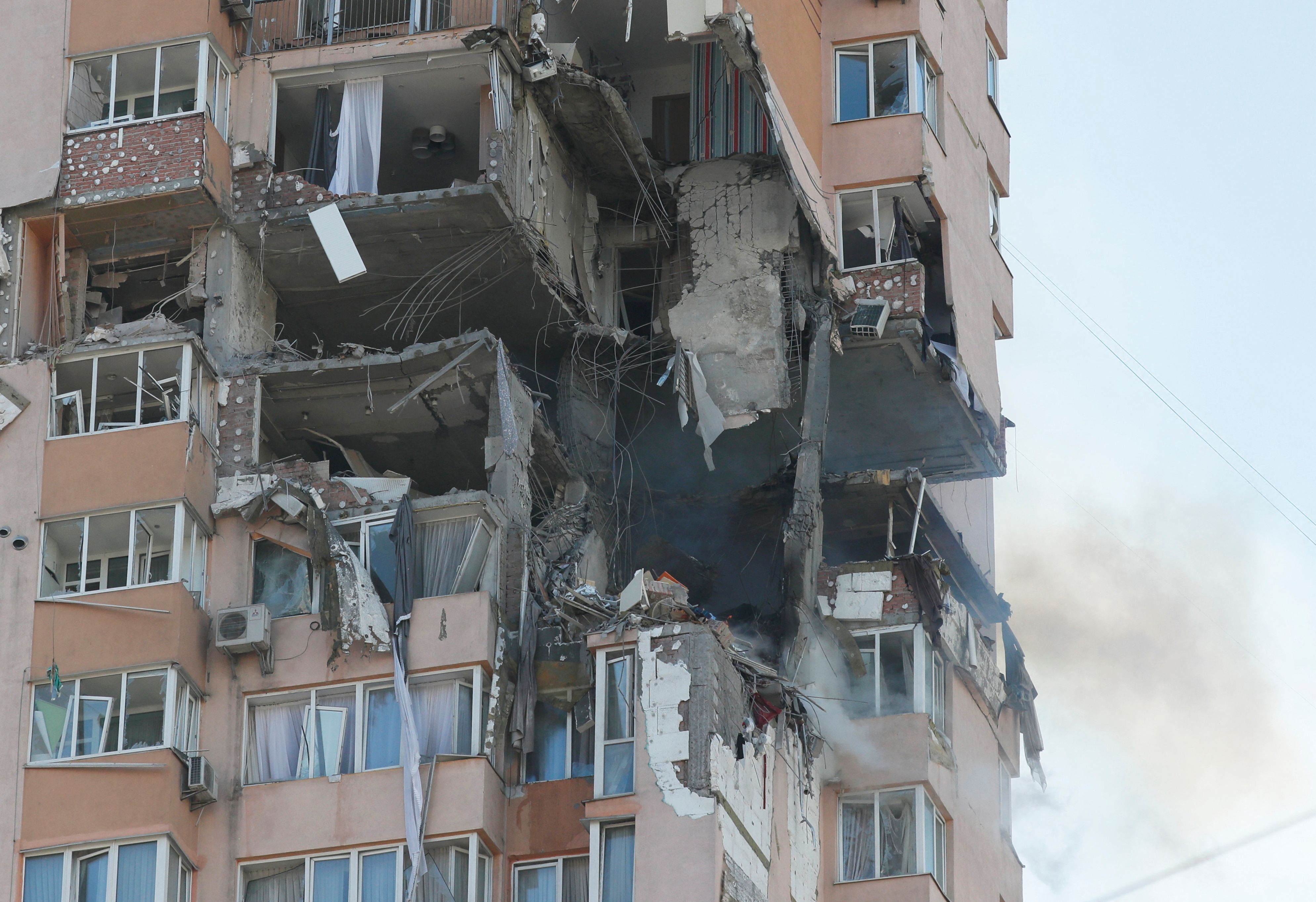 Alors que l'offensive russe se poursuit en Ukraine, des bâtiments civils ont été touchés par les frappes...