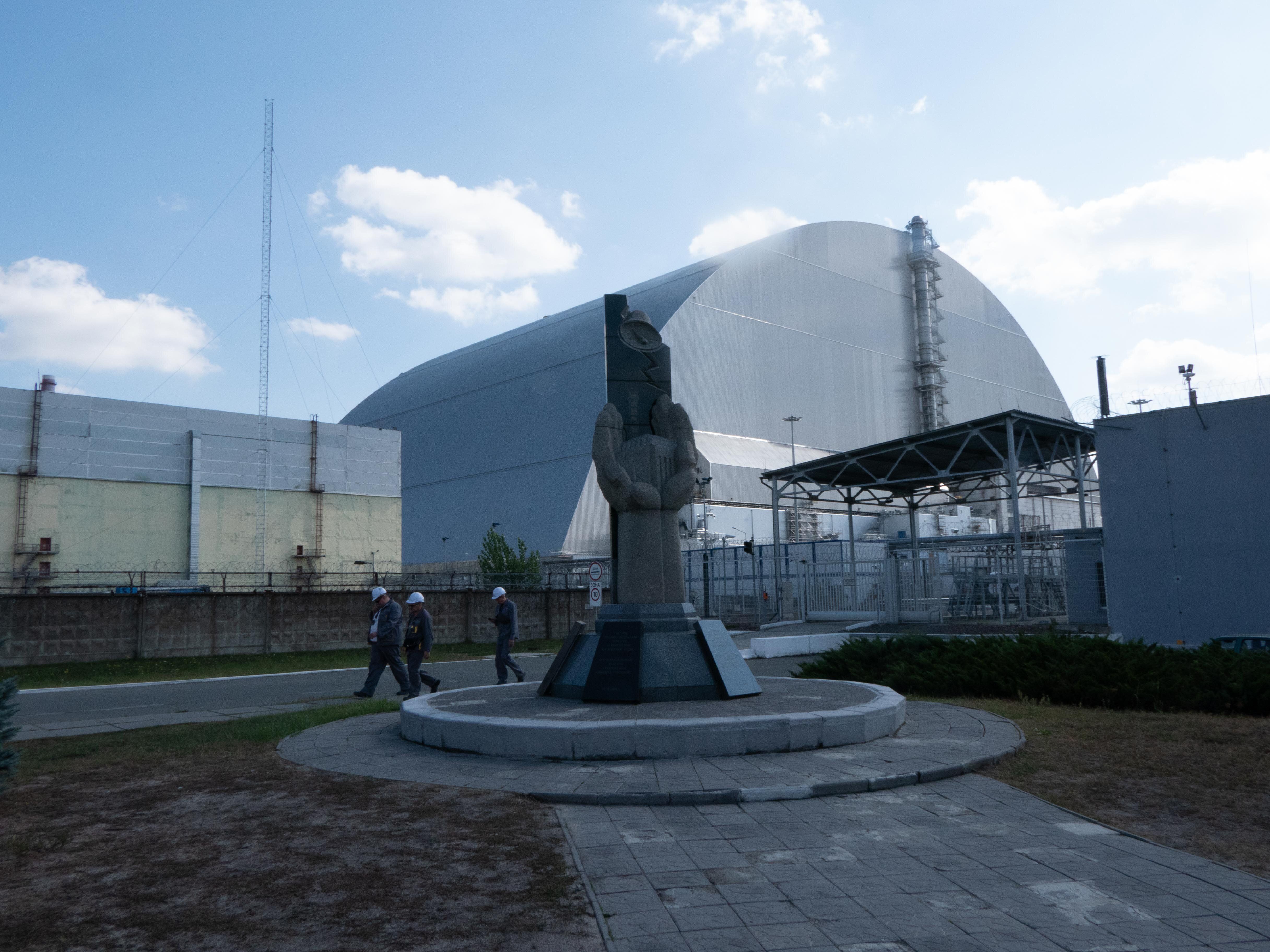 L'actuelle centrale nucléaire de Tchernobyl, recouverte par une immense arche utilisée...
