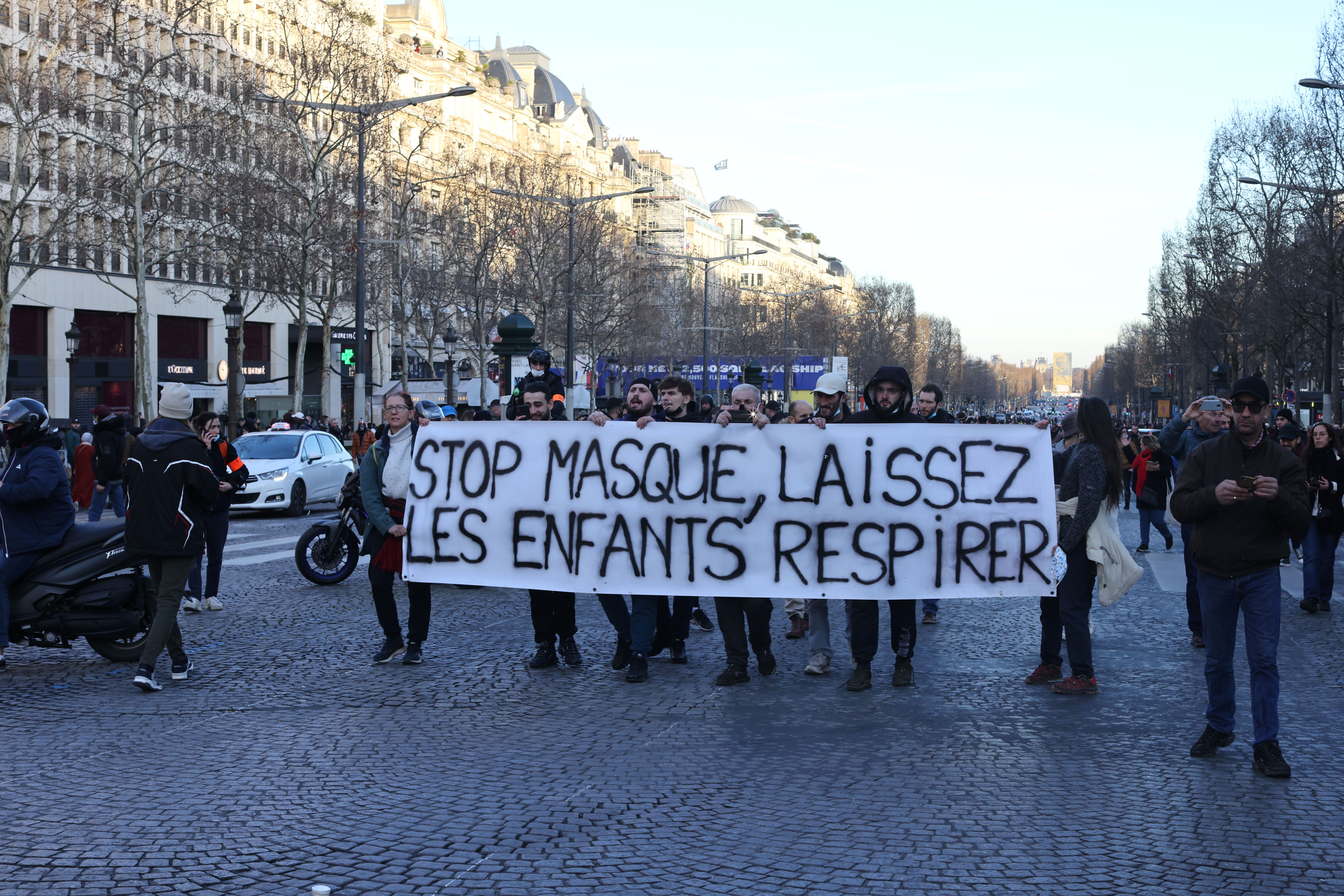 Des manifestants et des gilets jaunes sur les Champs-Élysées, à Paris, le 12 février