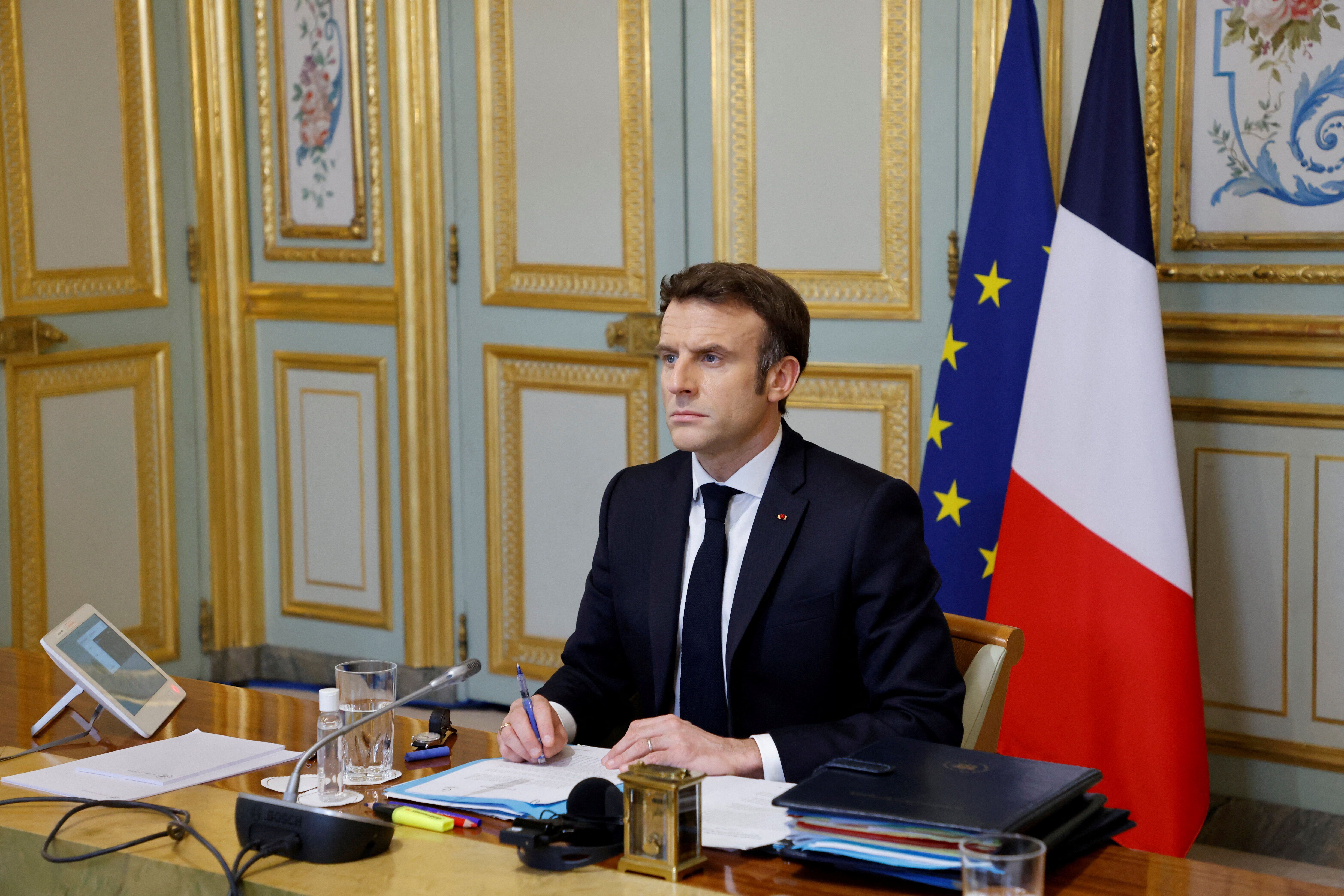 Emmanuel Macron, ici lors d'une visio-conférence avec les pays du G7 depuis l'Élysée,...