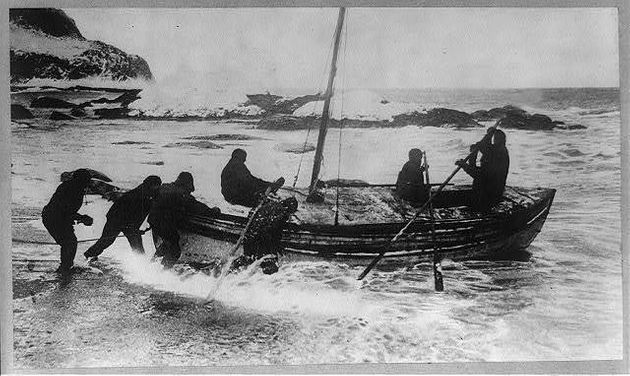 L'équipage d’Ernest Shackleton va chercher de l'aide dans un bateau en