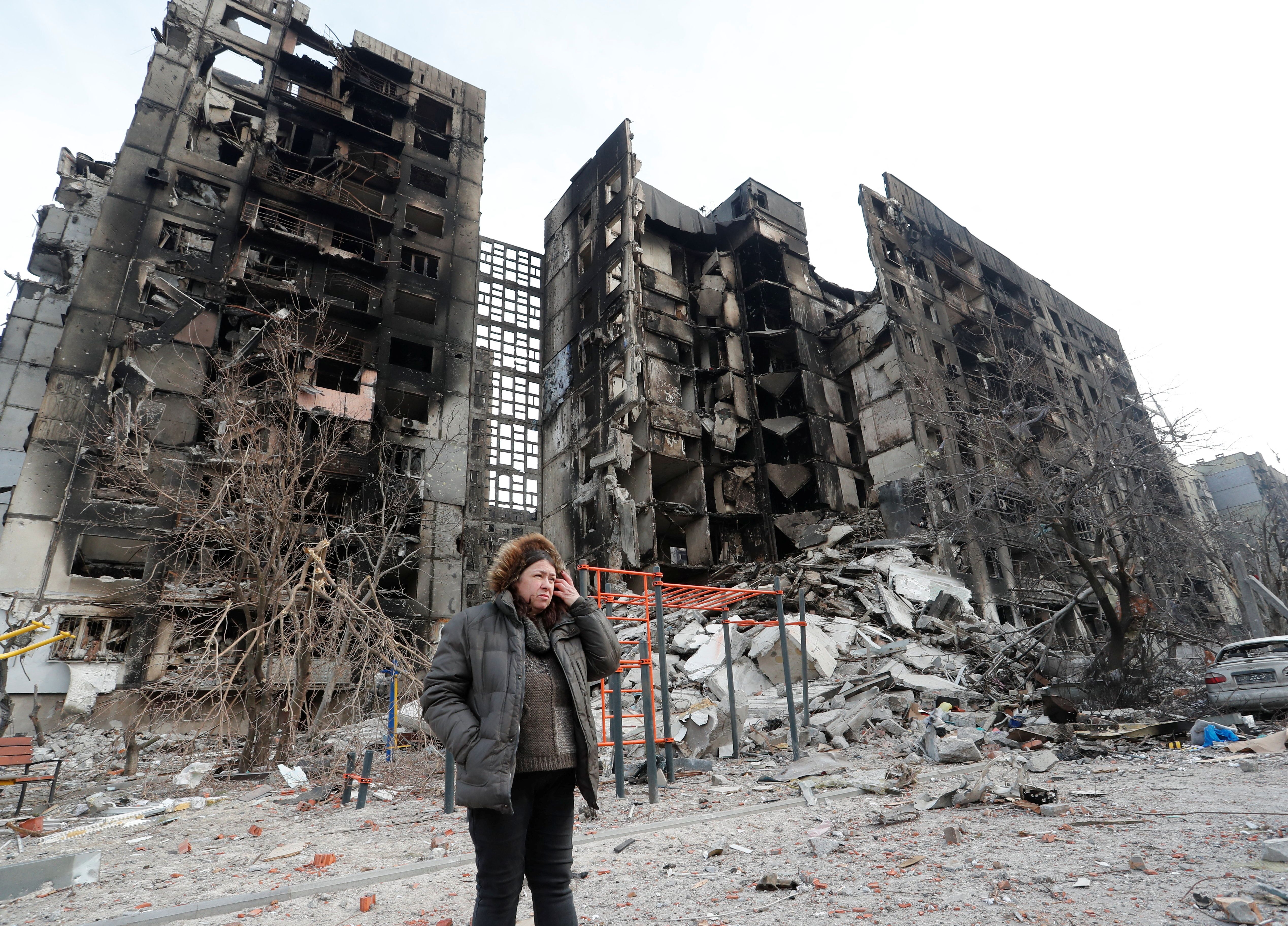 Une Ukrainienne devant un immeuble de Marioupol détruit, le 30 mars