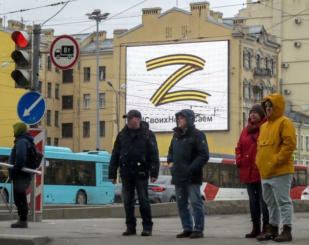 Les rues de Saint-Pétersbourg se parent d'affiches comme celle-ci en soutien aux troupes russes,...