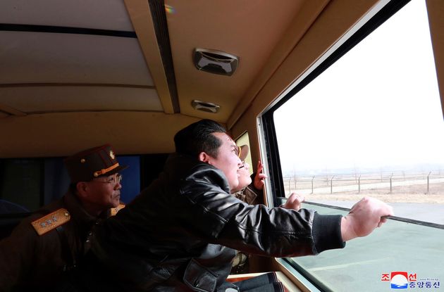 Sur cette photo publiée par le gouvernement nord-coréen, Kim Jong Un assiste au tir d'essai...