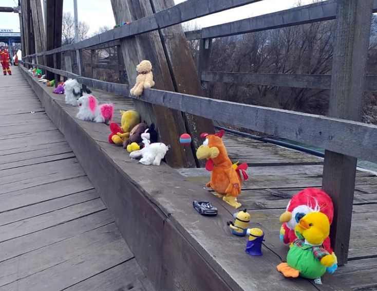 Peluches, figurines des Minions ou petites voitures sont déposés sur ce pont roumain que...