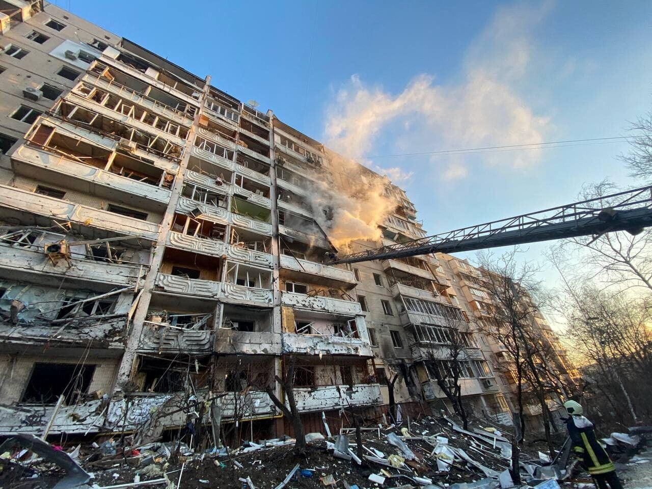 (Photo d'une intervention des secours sur un immeuble bombardé à Kiev ce mardi 15 mars...