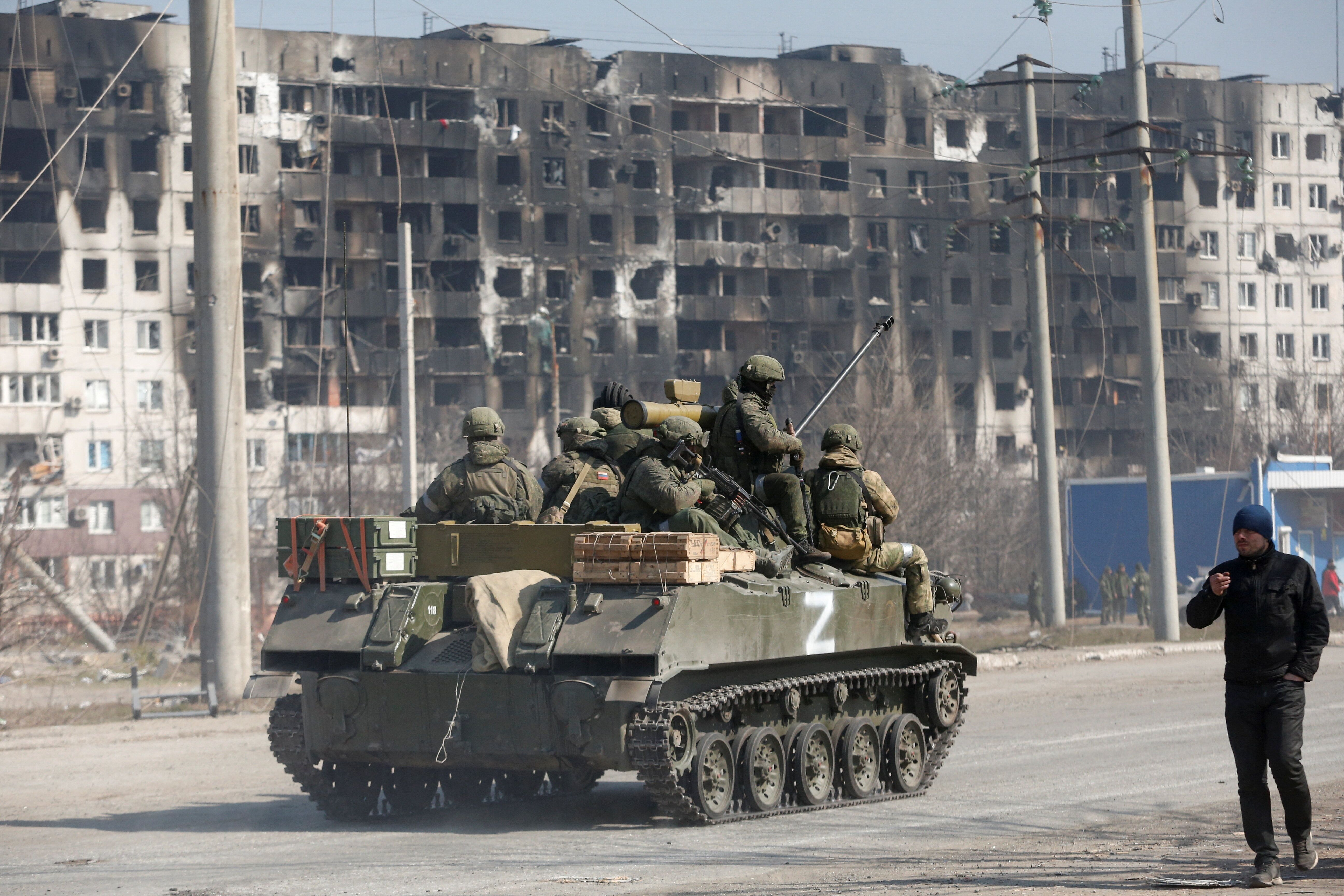 Des militaires des troupes pro-russes sur un véhicule blindé à Marioupol, en Ukraine,...