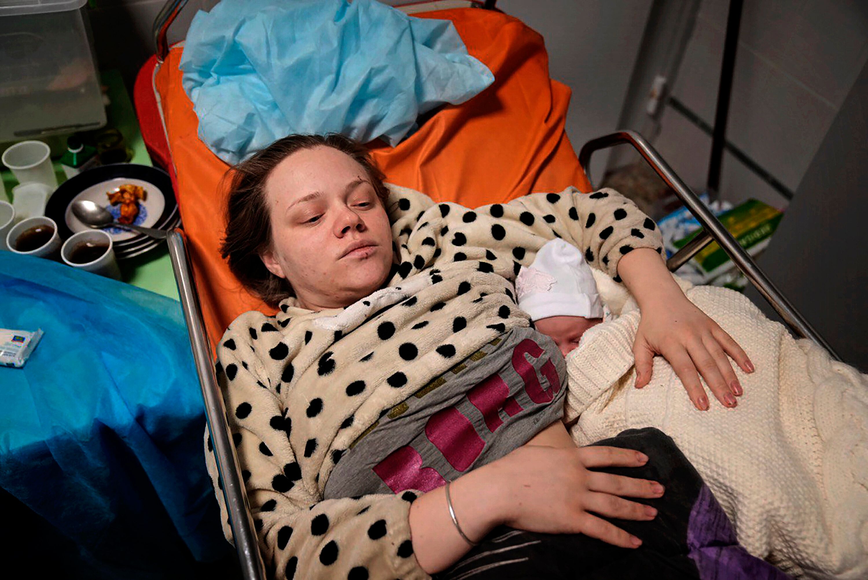 Mariana Vishegirskaya sur un lit d'hôpital avec son nouveau-né, vendredi 11 mars