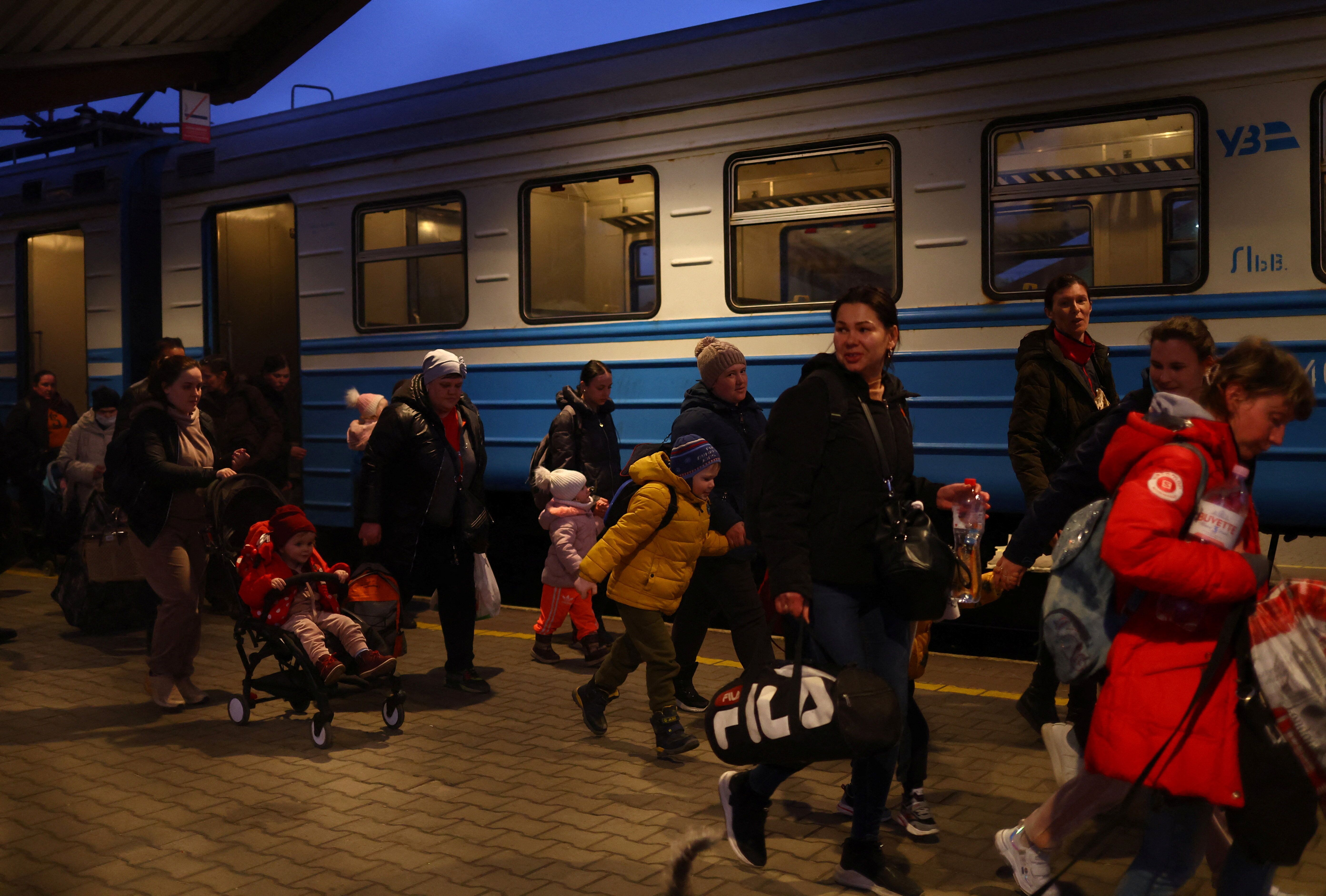 Des réfugiés ukrainiens arrivent à la gare de Przemysl Glowny, en Pologne,...