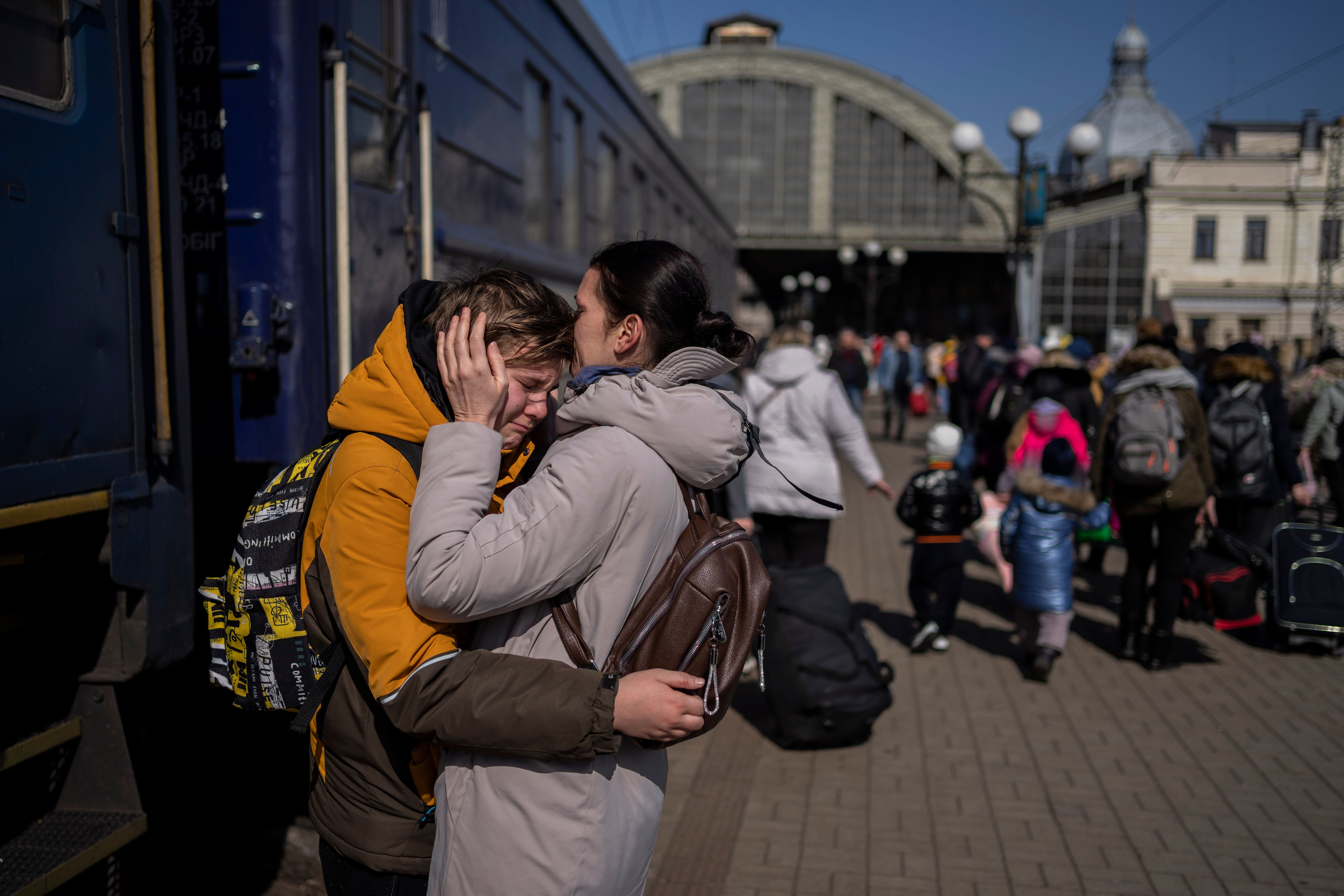 À la gare de Lviv, dimanche 20 mars 2022, une mère prend dans ses bras son fils qui a fui...