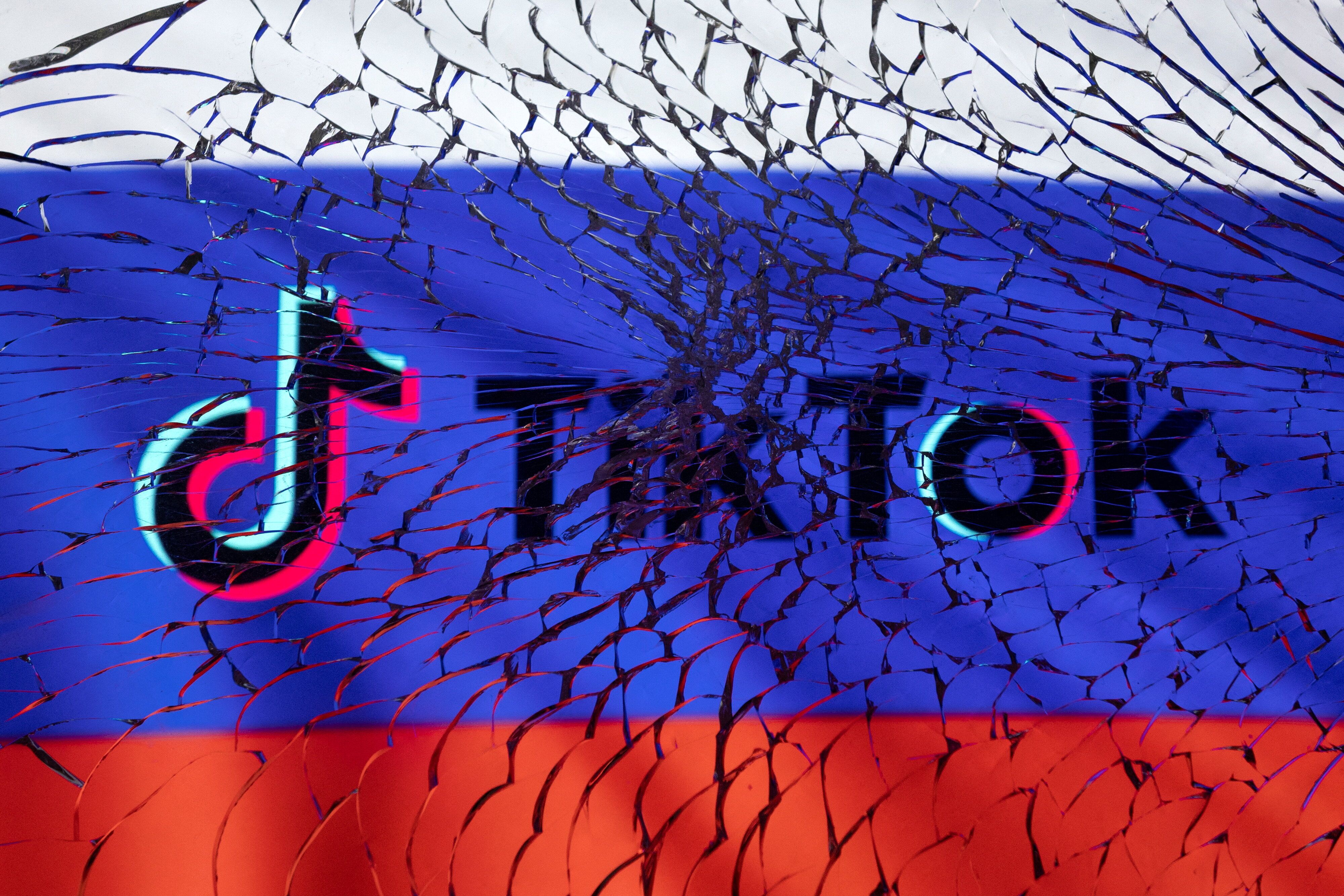 TikTok annonce suspendre la création de nouvelles vidéos en Russie (Logo de TikTok sur...