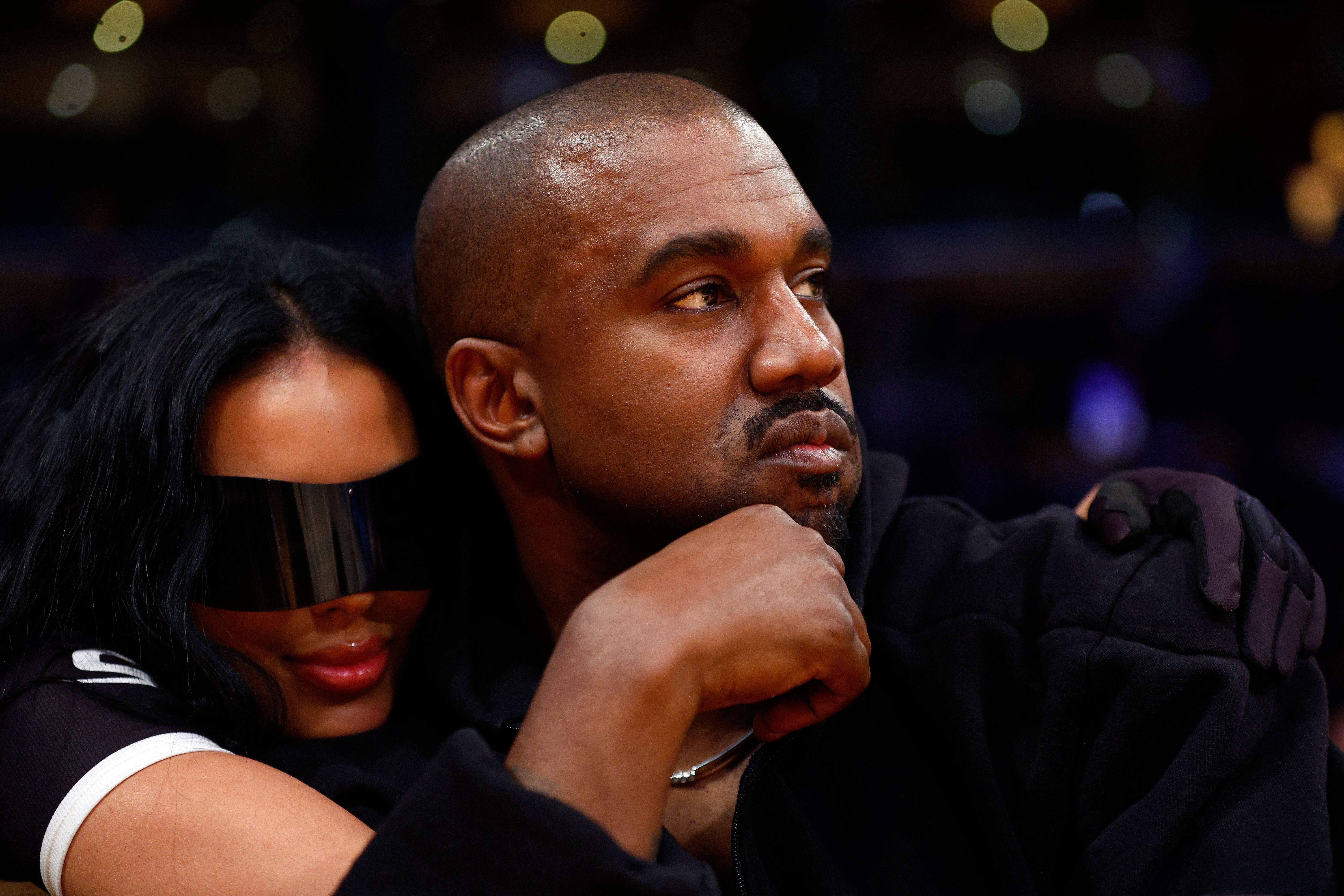 Le rappeur Kanye West a été suspendu d'Instagram pour 24 heures pour des faits de harcèlement contre...