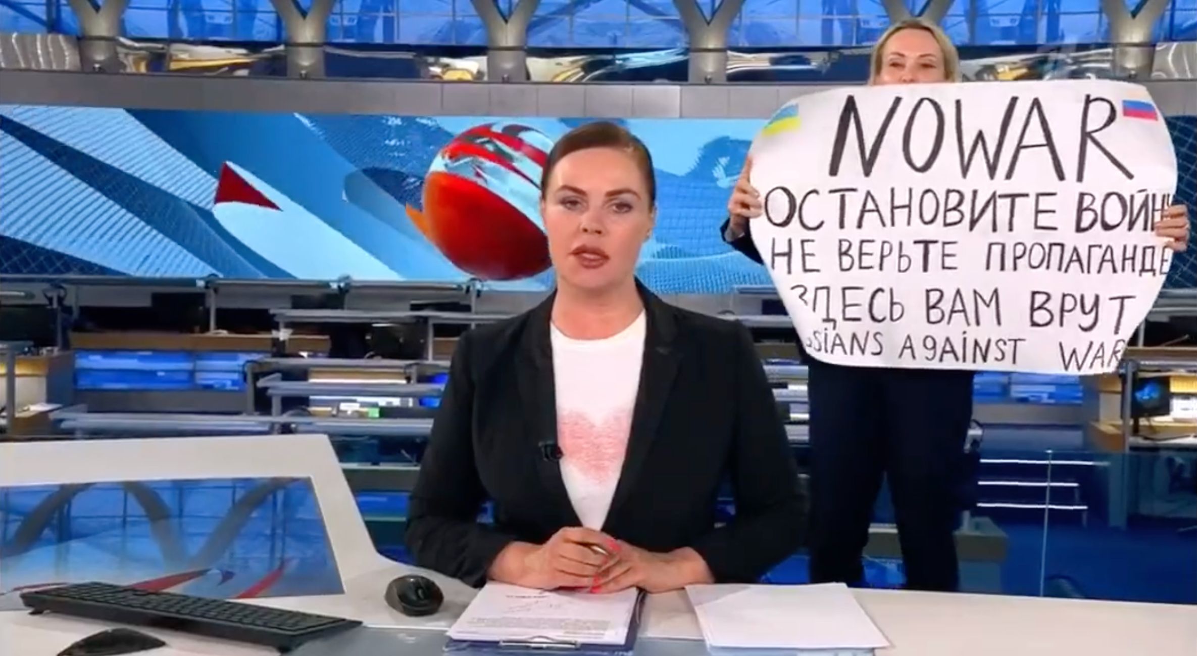 Marina Ovsiannikova, journaliste pour la principale chaîne de Russie, Pervi Kanal, avait interrompu...