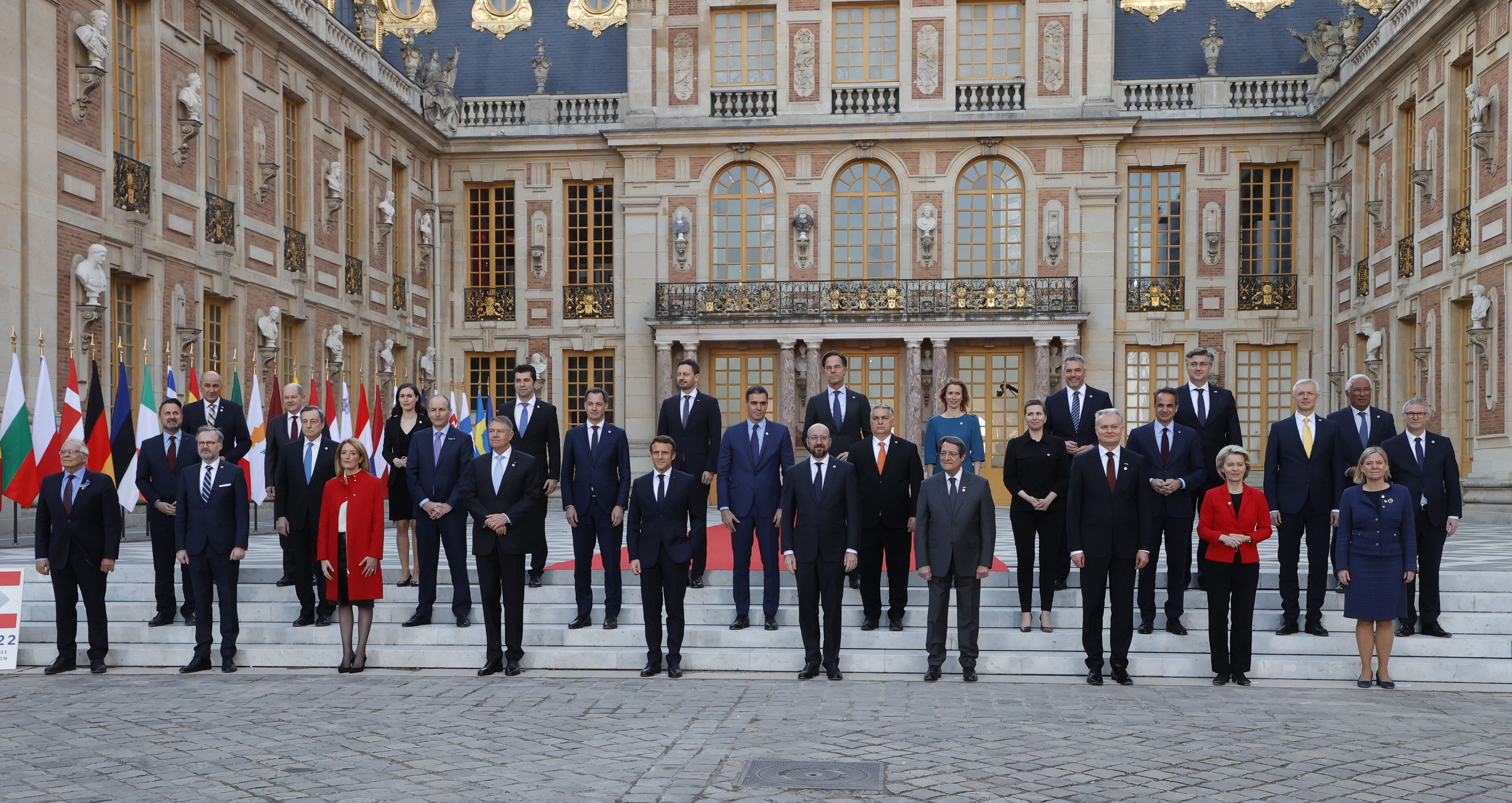 Photo de famille des 27 dirigeants de l'UE réunis autour d'Emmanuel Macron, qui assure actuellement...